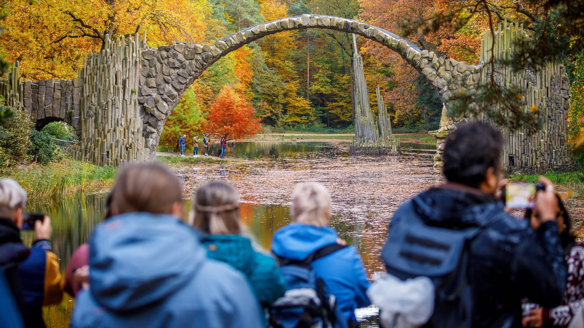 Touristen drängen sich um das beliebte Fotomotiv (Archivbild): Touristen drängen sich um das beliebte Fotomotiv (Archivbild):