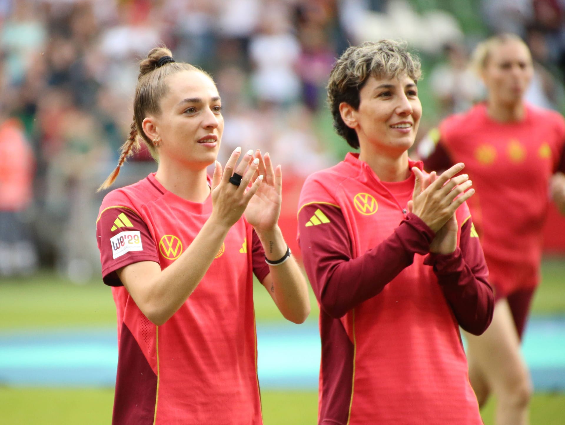 Sophia Kleinherne und Sara Doorsoun spielen seit Jahren in der Frankfurter Innenverteidigung zusammen.