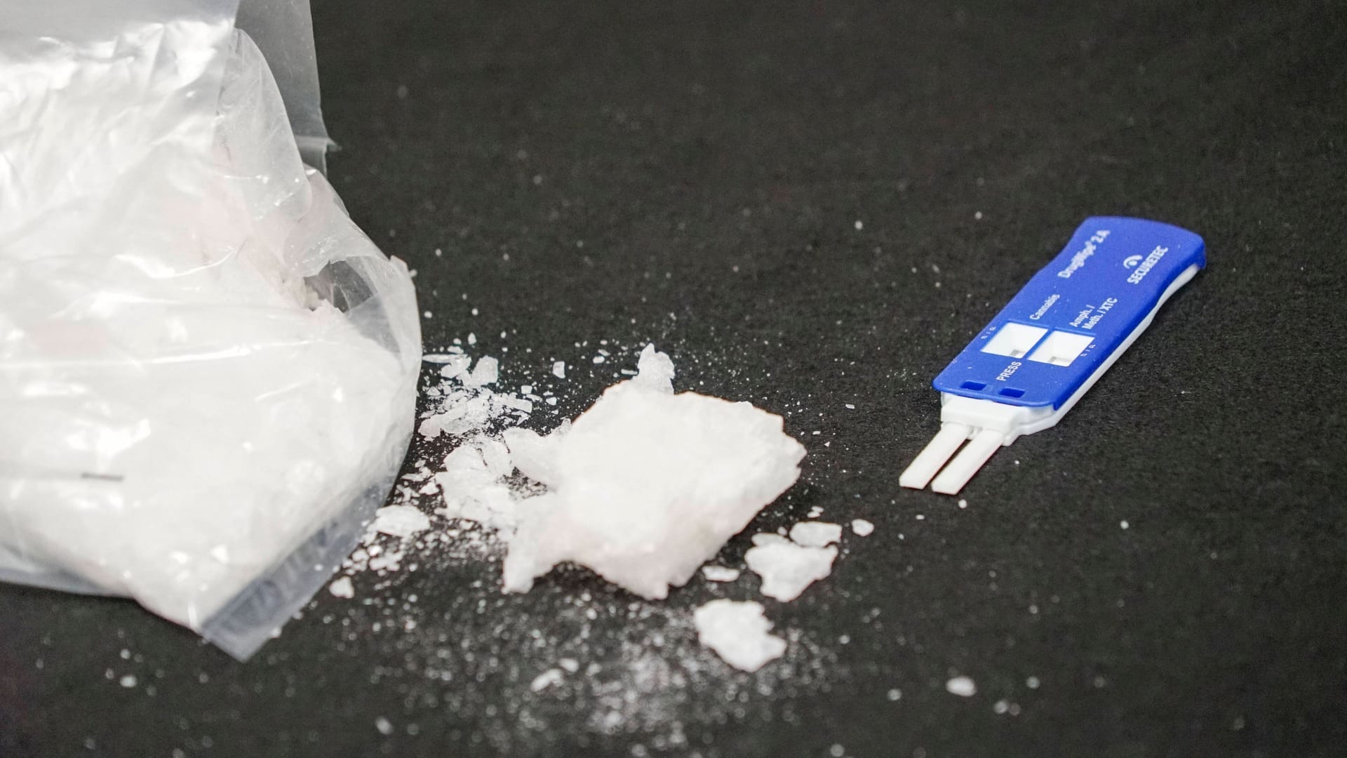 Crystal Meth auf einem Tisch: In Köln wurden 2024 mehr als 100 Kilogramm der Droge sichergestellt. Crystal Meth auf einem Tisch: In Köln wurden 2024 mehr als 100 Kilogramm der Droge sichergestellt.