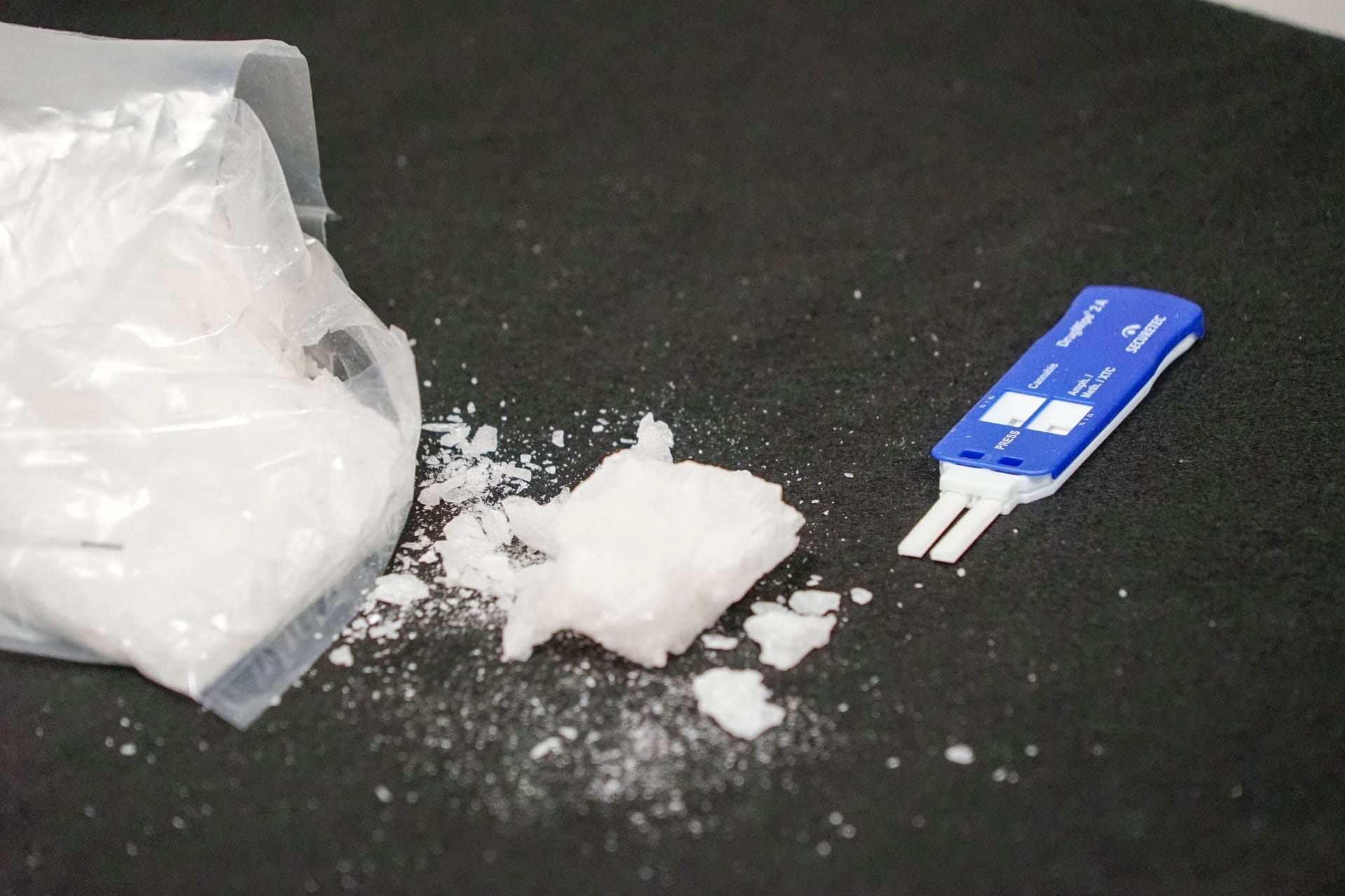 Crystal Meth auf einem Tisch: In Köln wurden 2024 mehr als 100 Kilogramm der Droge sichergestellt.