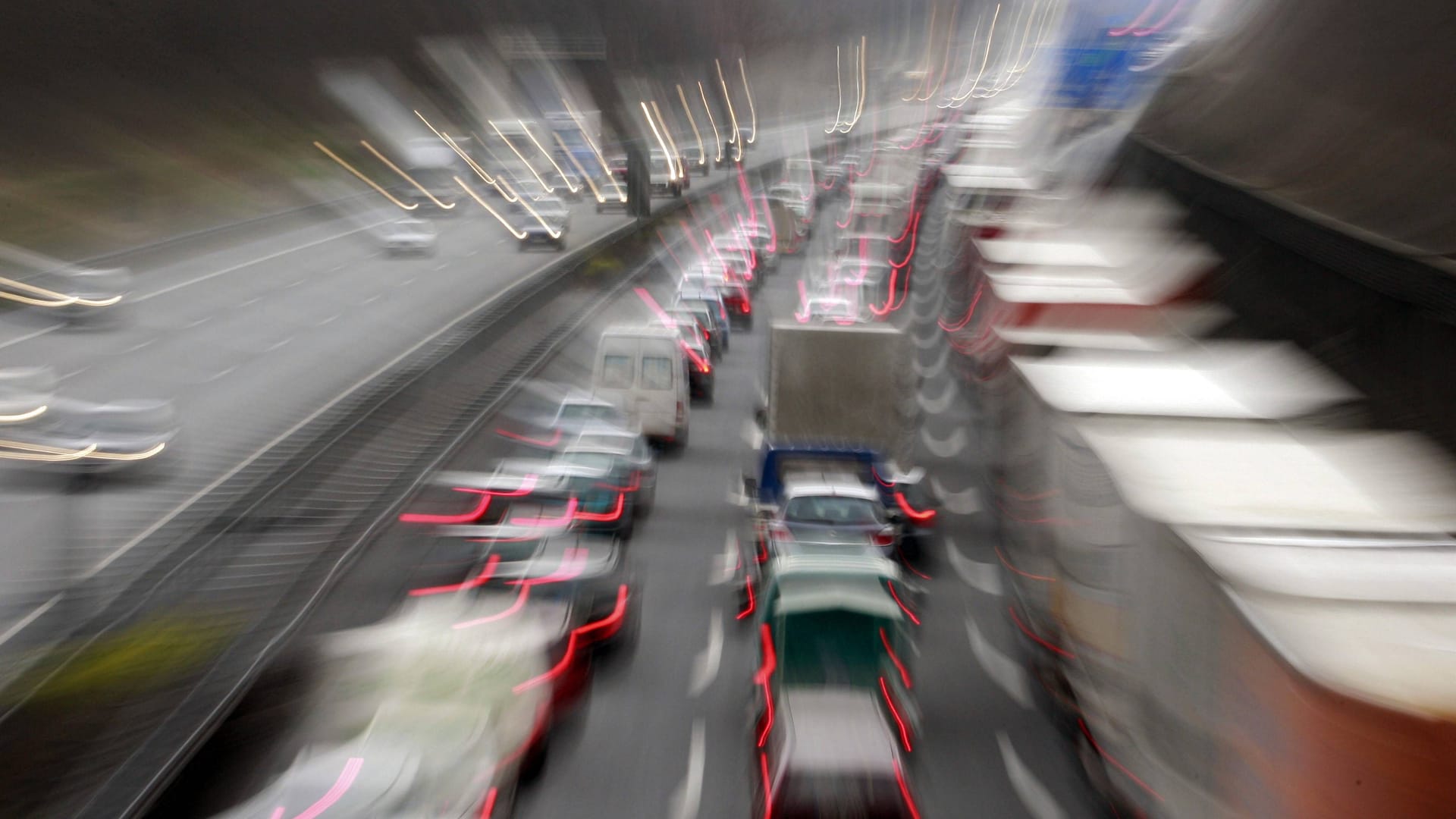 Stau auf der Autobahn (Symbolbild): Am Freitag kommt es auf den Autobahnen bei Braunschweig zu Sperrungen. Stau auf der Autobahn (Symbolbild): Am Freitag kommt es auf den Autobahnen bei Braunschweig zu Sperrungen.