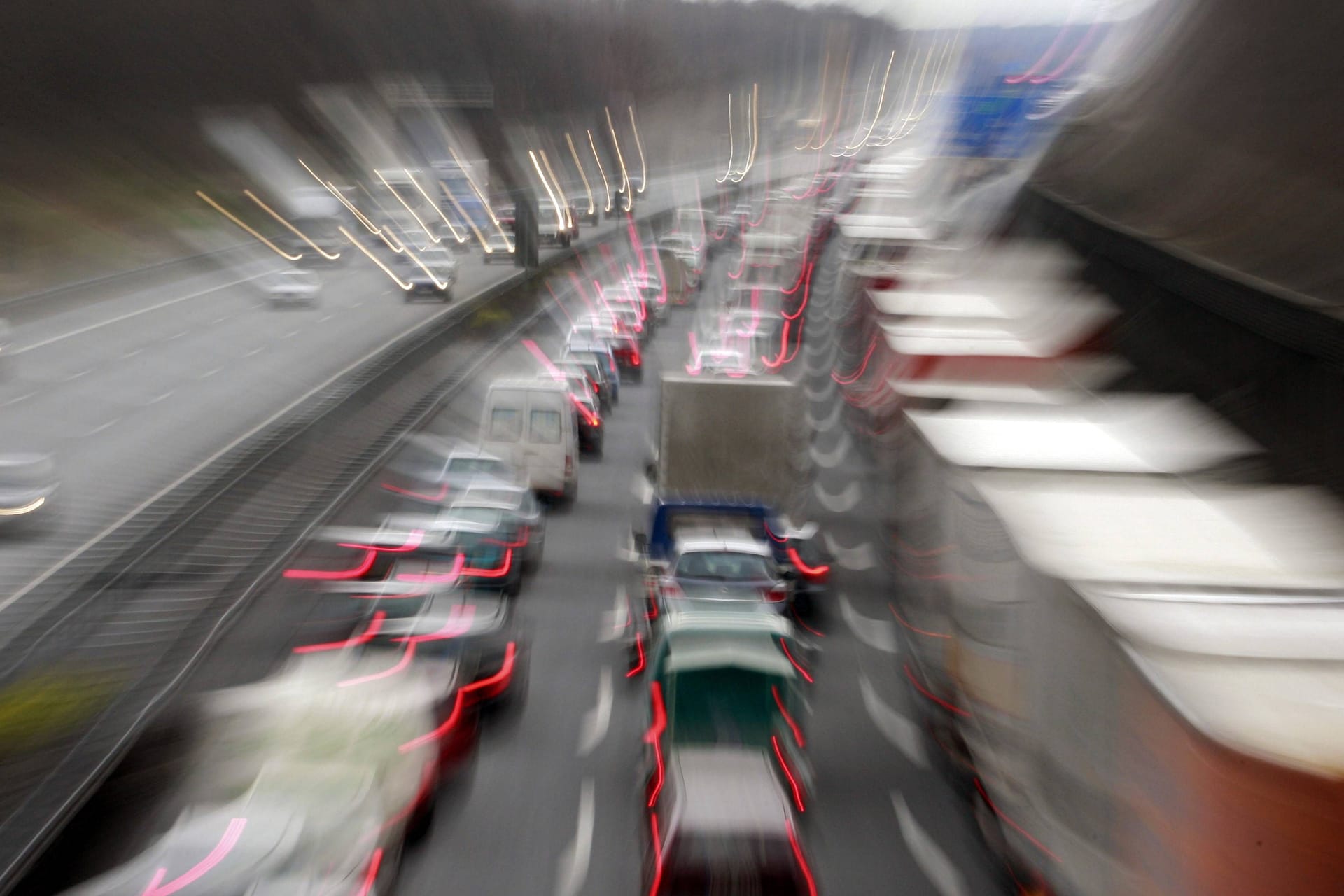 Verkehr auf einer Autobahn in Braunschweig (Symbolfoto): Die Sperrungen dauern mehrere Stunden.