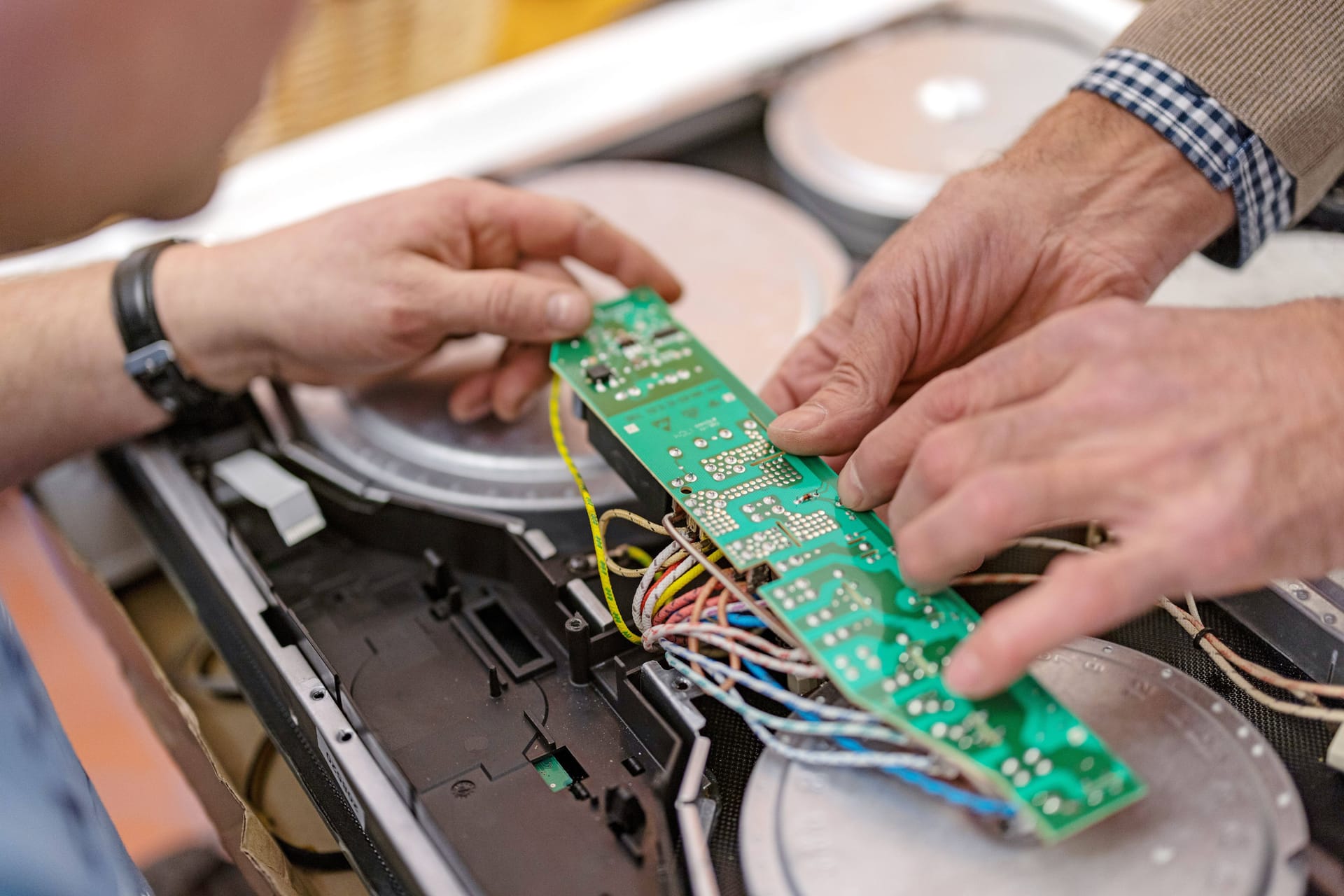 Reparatur an einem Elektrogerät (Symbolbild): Die Mittel für die Förderung sind für dieses Jahr bereits verbraucht.