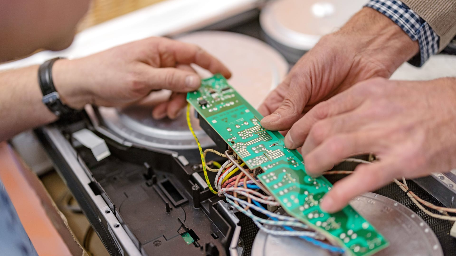 Reparatur an einem Elektrogerät (Symbolbild): Die Mittel für die Förderung sind für dieses Jahr bereits verbraucht. Reparatur an einem Elektrogerät (Symbolbild): Die Mittel für die Förderung sind für dieses Jahr bereits verbraucht.