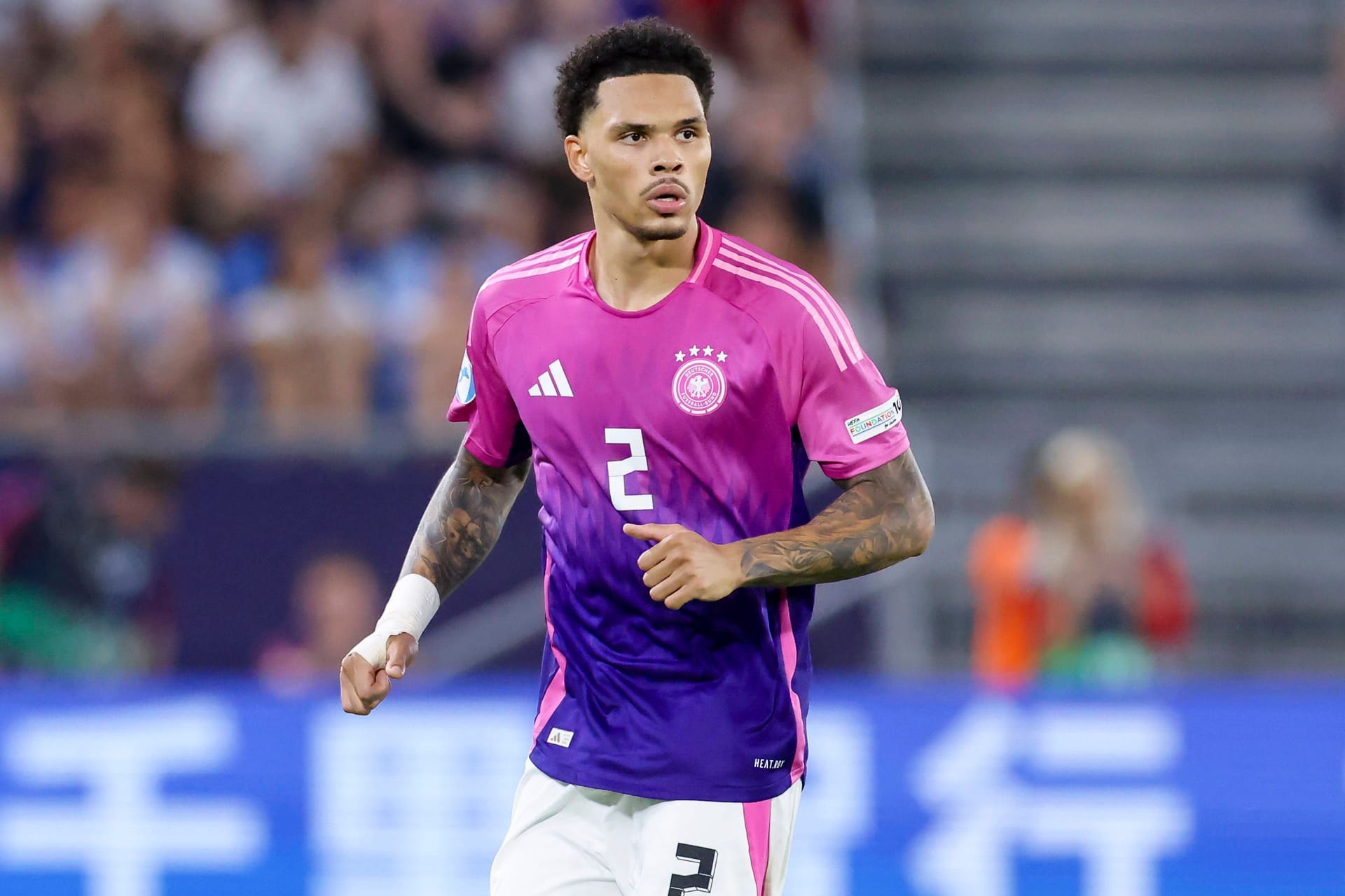 Nnamdi Collins: Sah beim ersten Gegentor doppelt schlecht aus. Reagierte erst zu spät beim abgefälschten Pass in seinen Rücken und war dann nach Atubolus Parade zu langsam (5.). Verteidigte auch beim zweiten Treffer nicht konsequent genug. Zudem im Spielaufbau teilweise fahrig (56.). Hatte vereinzelt gute Aktionen wie beim Ballgewinn in der 88. Minute. Weil er aber auch beim 2:3 den Gegner ungestört einköpfen ließ, gibt es: Note 5 Nnamdi Collins: Sah beim ersten Gegentor doppelt schlecht aus. Reagierte erst zu spät beim abgefälschten Pass in seinen Rücken und war dann nach Atubolus Parade zu langsam (5.). Verteidigte auch beim zweiten Treffer nicht konsequent genug. Zudem im Spielaufbau teilweise fahrig (56.). Hatte vereinzelt gute Aktionen wie beim Ballgewinn in der 88. Minute. Weil er aber auch beim 2:3 den Gegner ungestört einköpfen ließ, gibt es: Note 5