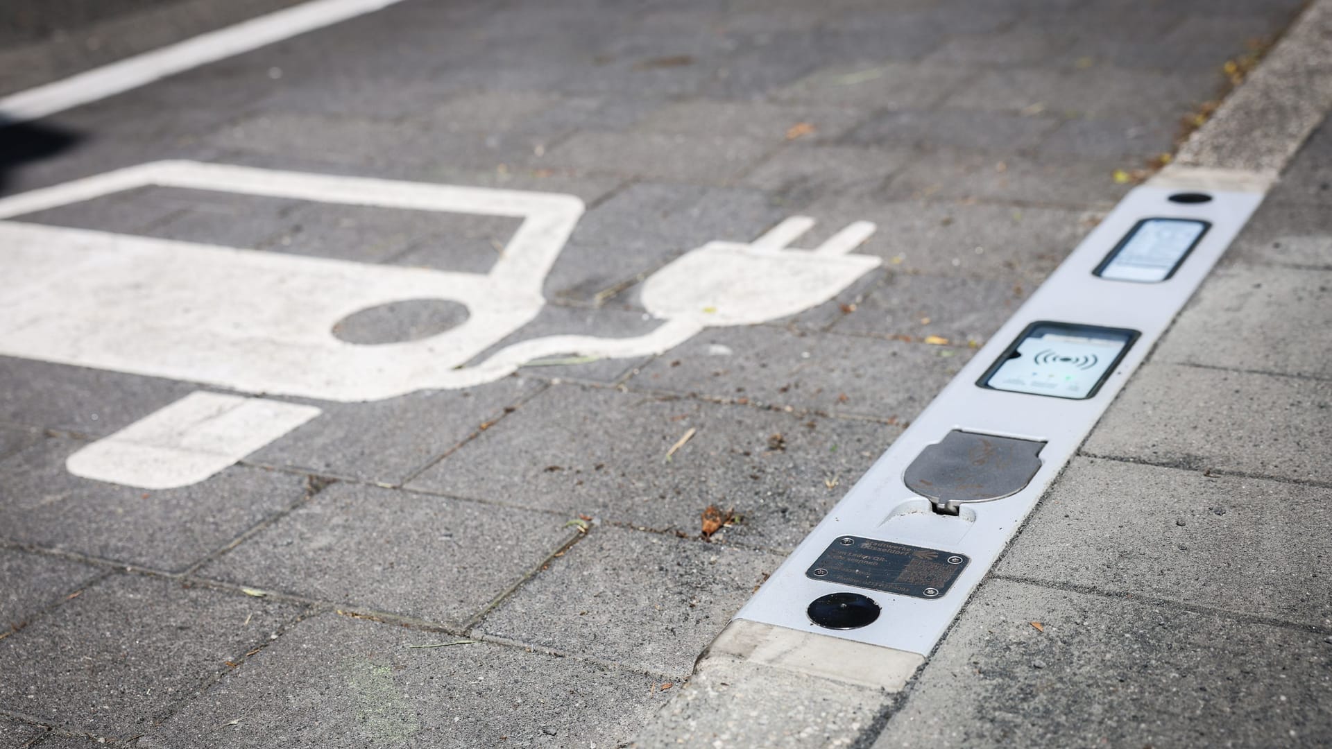Die Ladebordsteine neben dem Parkplatz: Eine Säule ist hier nicht notwendig, der Strom zur Ladung kommt aus dem Boden.