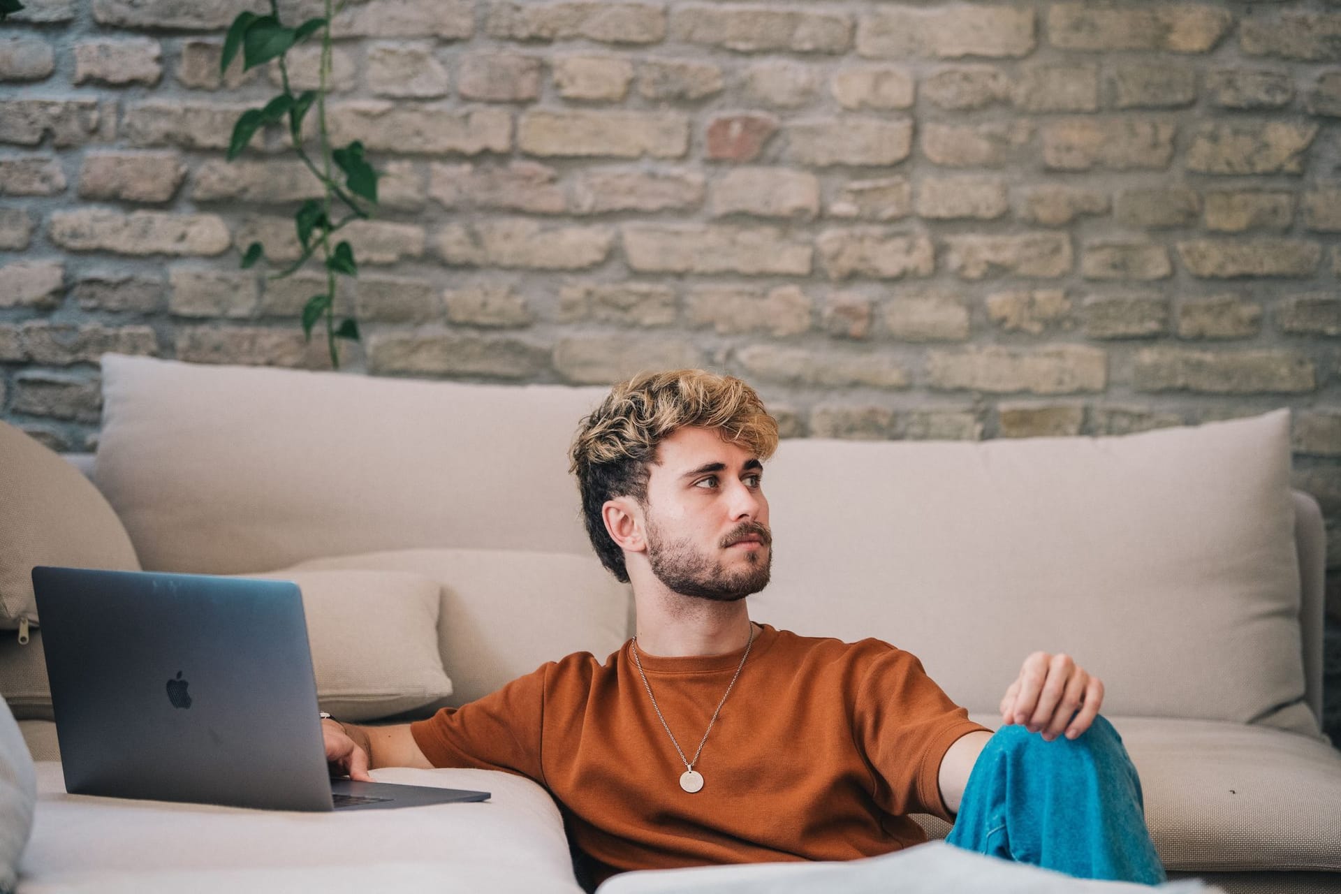 Ein Mann sitzt am PC Ein Mann sitzt am PC