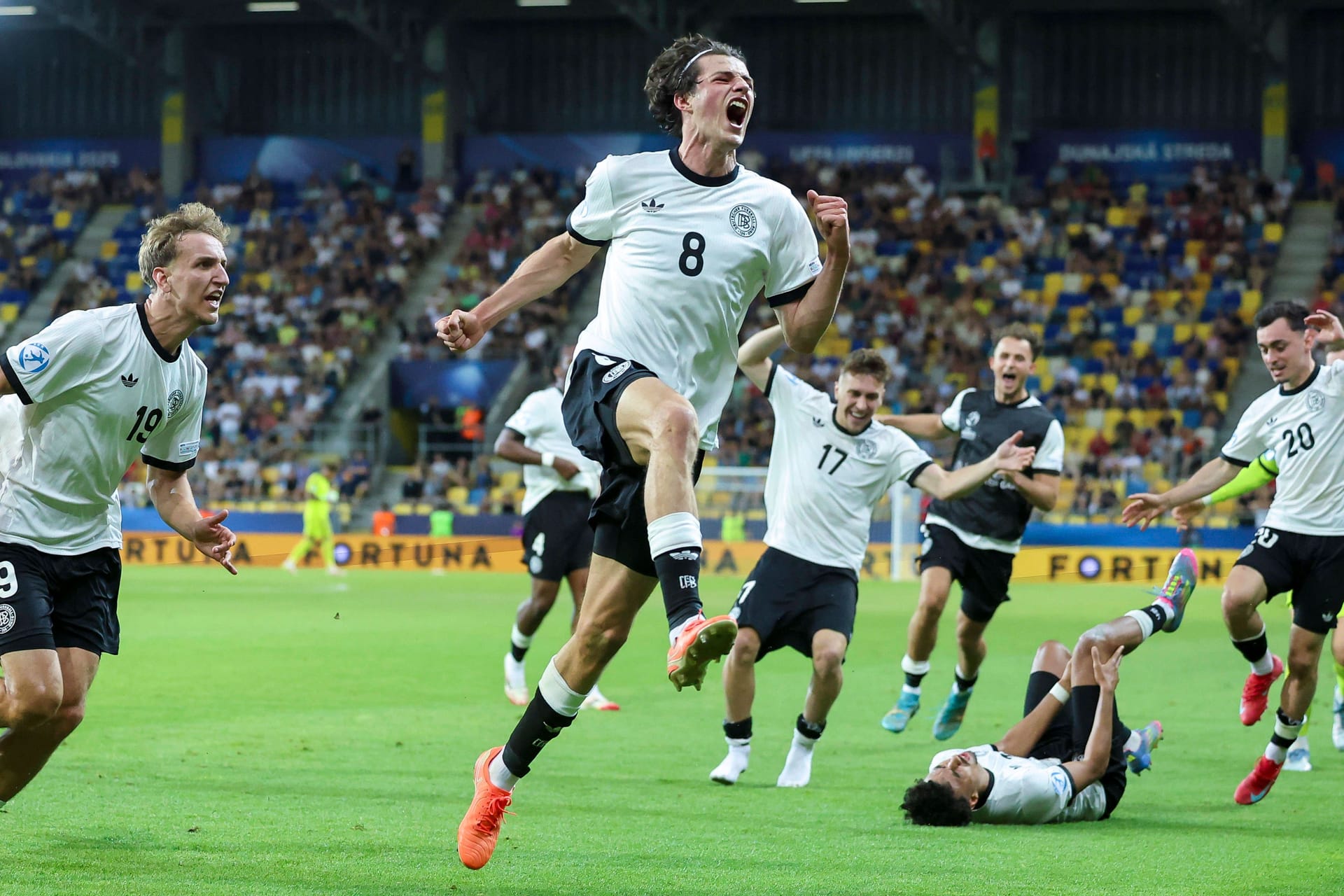 Matchwinner: Merlin Röhl feiert seinen Treffer zum 3:2 gegen Italien.