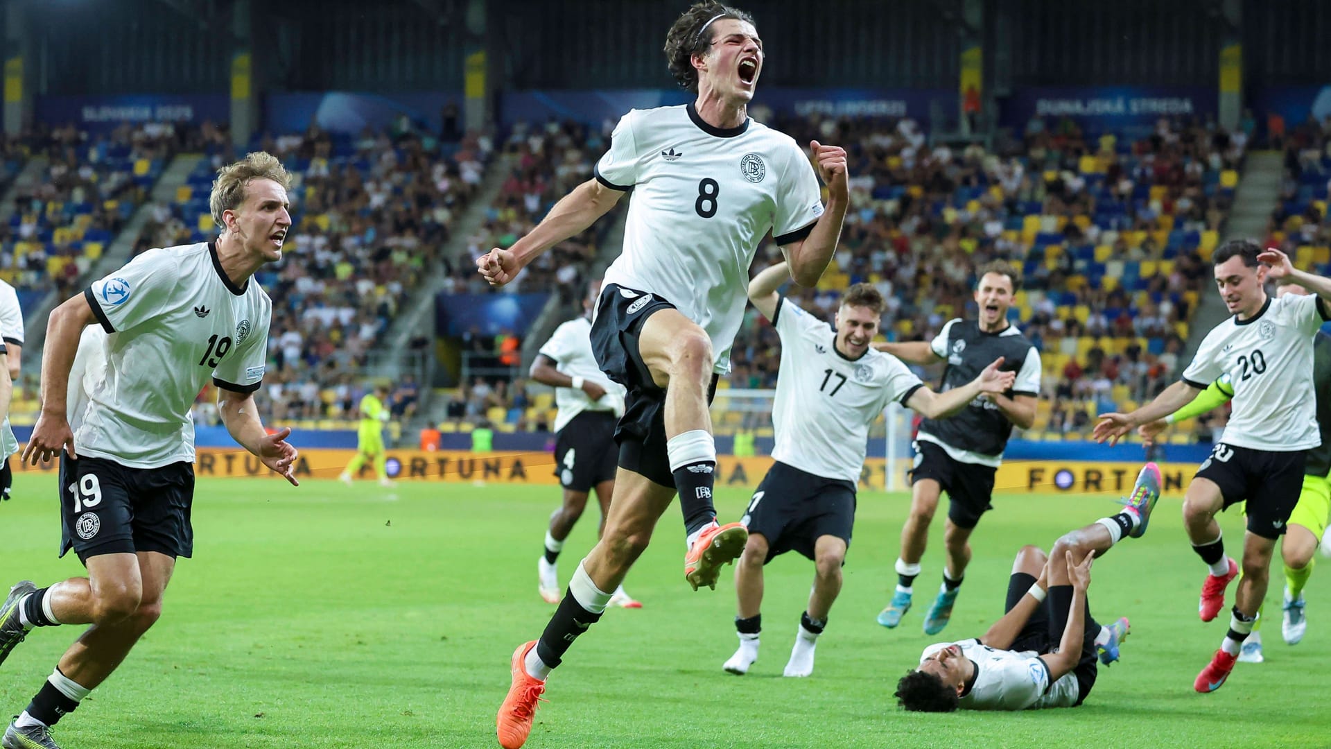 Matchwinner: Merlin Röhl feiert seinen Treffer zum 3:2 gegen Italien.