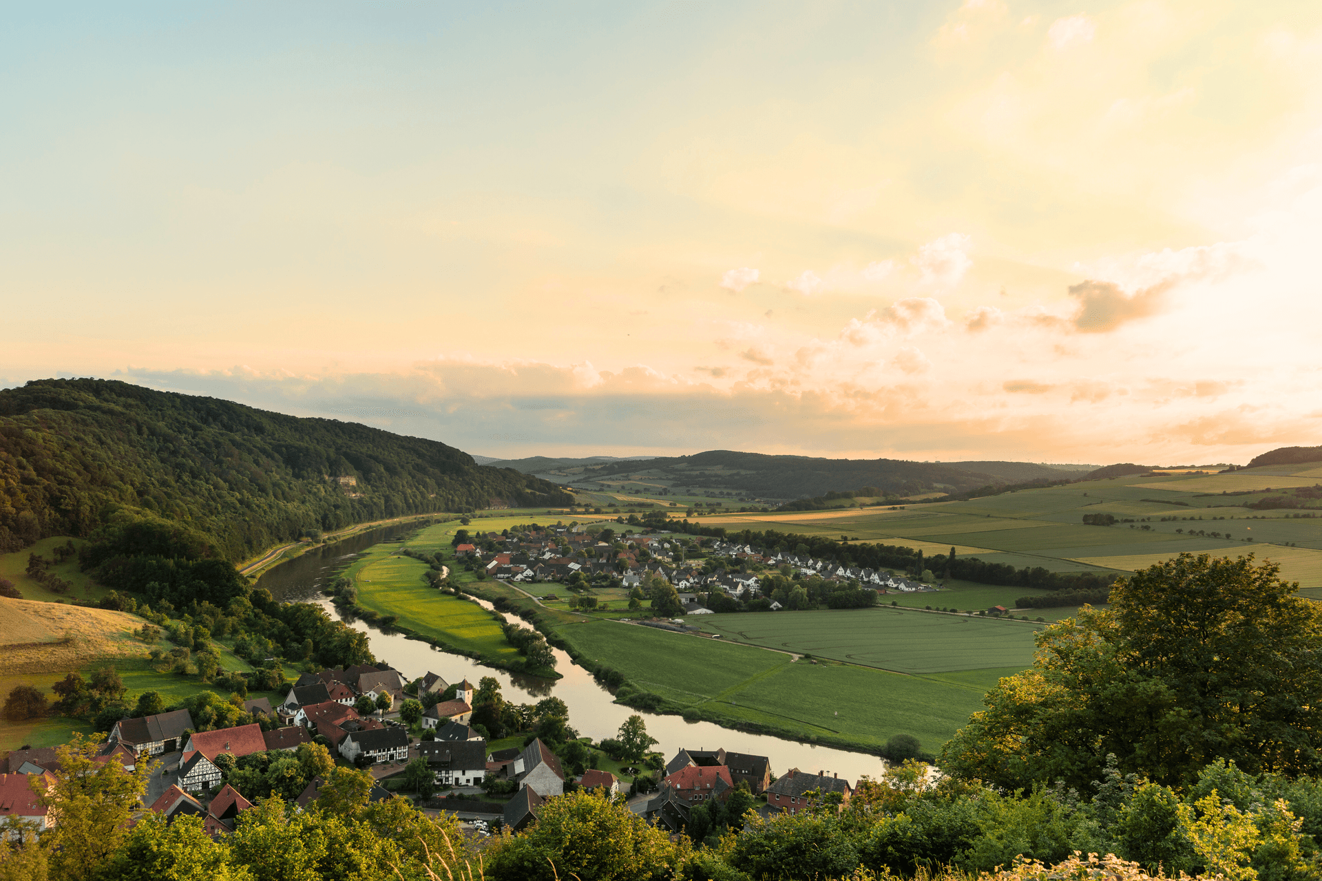 Rühle an der Weser, im Weserbogen bei Pegestorf. Die hügelige Landschaft ist beliebt bei Motorradfahrern.