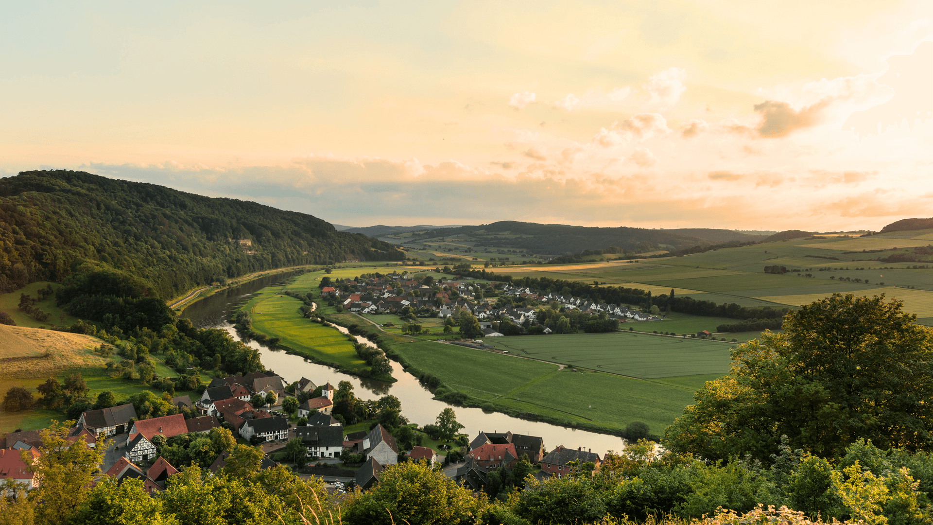 Rühle an der Weser, im Weserbogen bei Pegestorf. Die hügelige Landschaft ist beliebt bei Motorradfahrern. Rühle an der Weser, im Weserbogen bei Pegestorf. Die hügelige Landschaft ist beliebt bei Motorradfahrern.