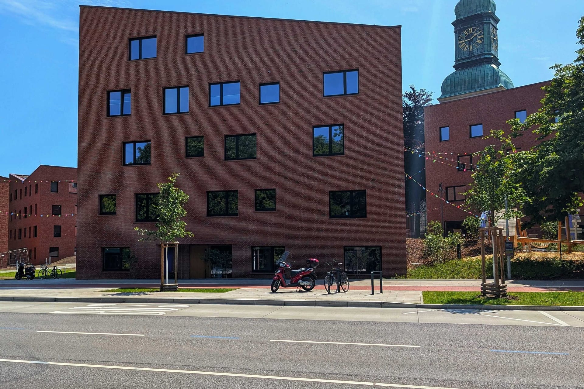 Eines der fünf Häuser des Trinitatis-Quartiers: Zwischen den Neubauten bildet der Kibbelplatz das Herzstück des Ensembles neben der Kirche St. Trinitatis.