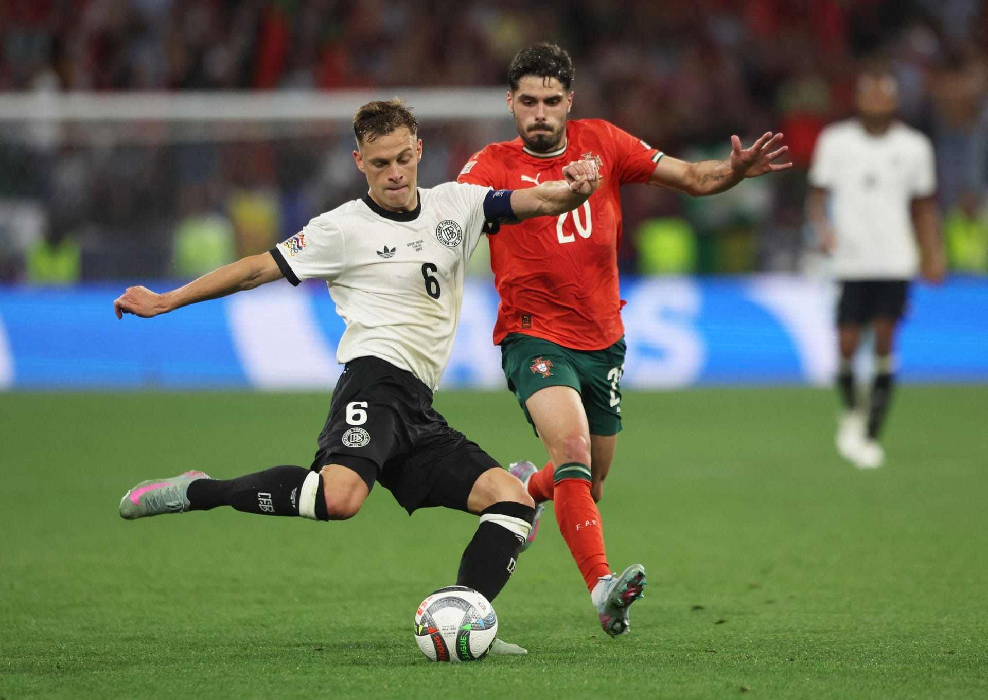 Joshua Kimmich: Feierte ein kleines Jubiläum und absolvierte sein 100. Länderspiel. Starke Volleyablage auf Goretzka (4.). Hatte in der Defensive viel mit Neto zu tun. Traum-Chippass auf Wirtz beim 1:0. An ihm lag es nicht. Note 2 Joshua Kimmich: Feierte ein kleines Jubiläum und absolvierte sein 100. Länderspiel. Starke Volleyablage auf Goretzka (4.). Hatte in der Defensive viel mit Neto zu tun. Traum-Chippass auf Wirtz beim 1:0. An ihm lag es nicht. Note 2