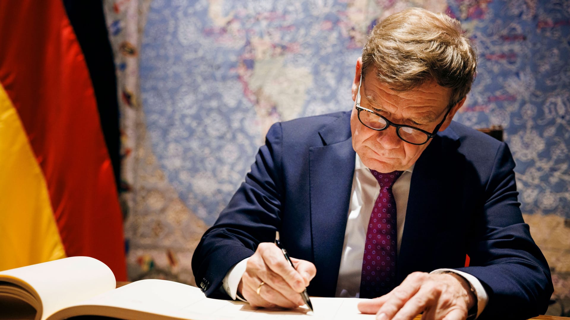 Johann Wadephul: Der deutsche Außenminister stellt sich in der Golfregion hinter Israels Angriffe auf den Iran.