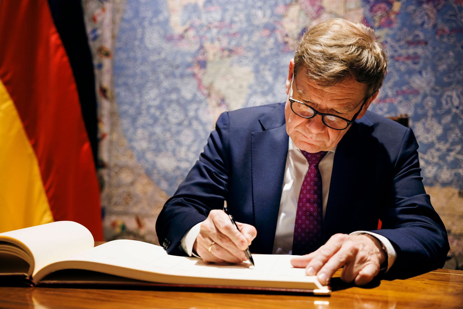 Johann Wadephul: Der deutsche Außenminister stellt sich in der Golfregion hinter Israels Angriffe auf den Iran.