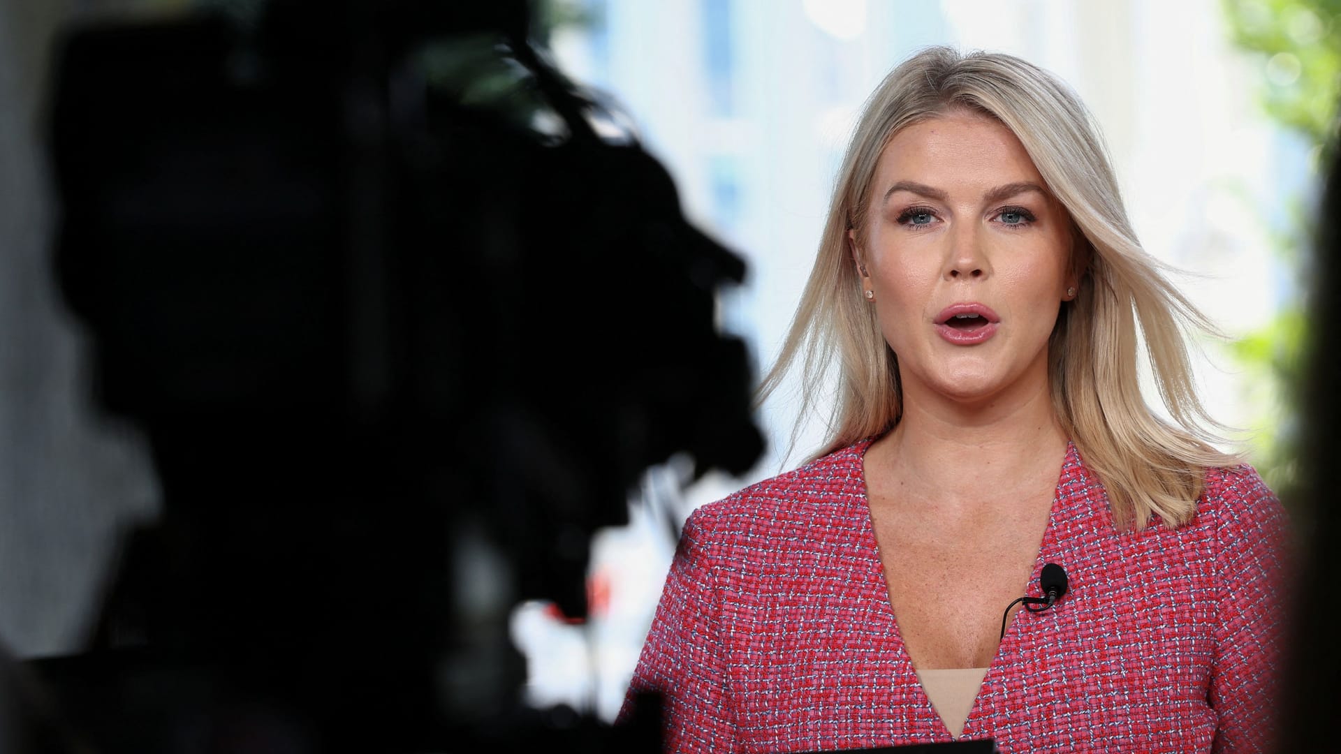 Trumps Pressesprecherin Karoline Leavitt vor dem Weißen Haus: Spiele mit dem Regime-Wechsel im Iran.