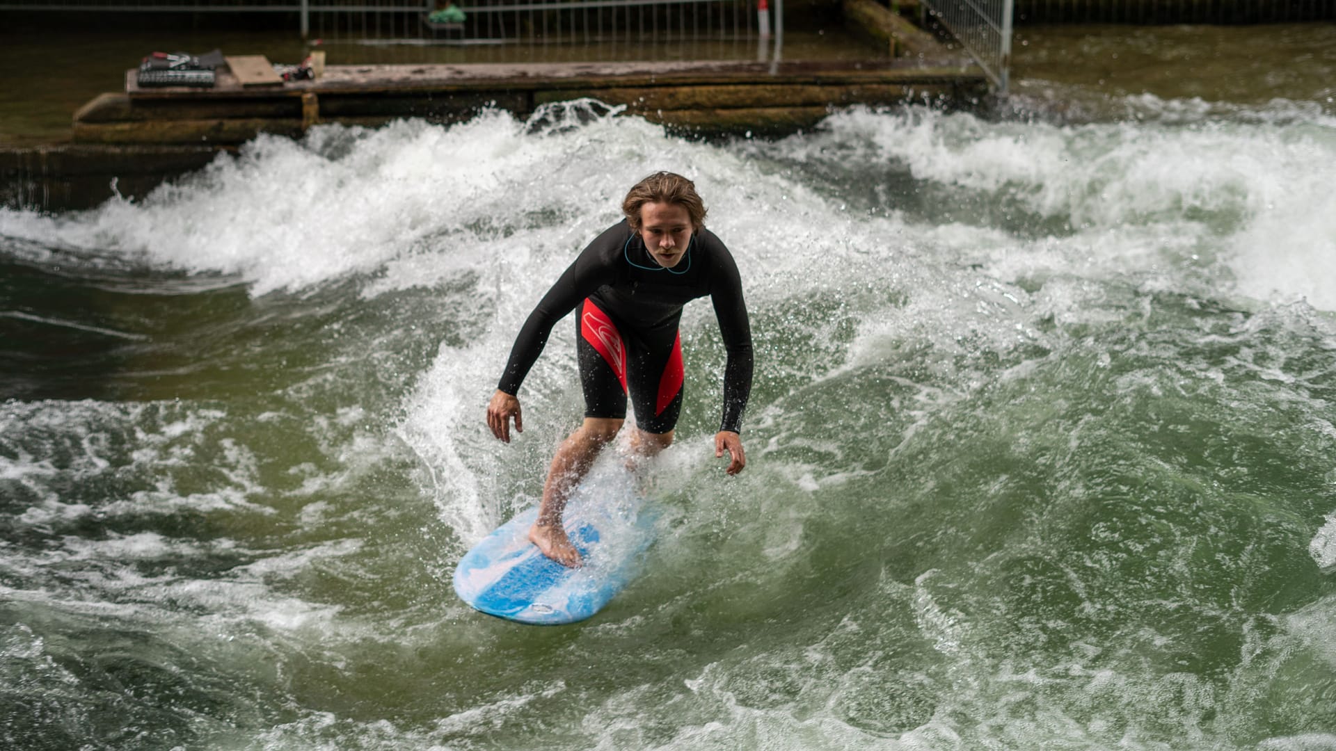 Ein Surfer auf der Eisbachwelle in München: Nach stundenlanger Verzögerung durften am Nachmittag wieder erste Wellen geritten werden – unter großem Applaus der Zuschauer.