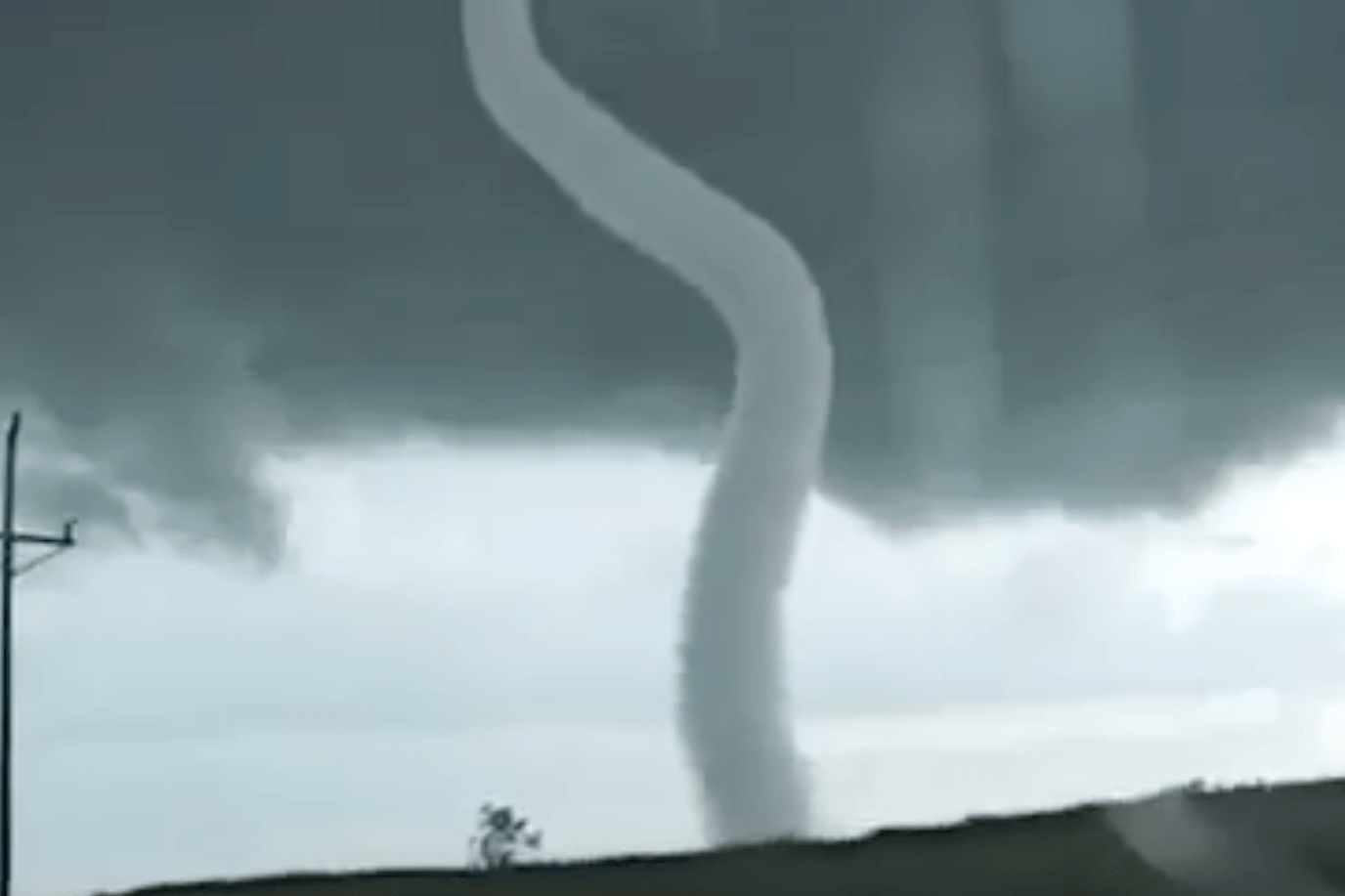 Ein schlangenförmiger Tornado wütet im US-Bundesstaat South Dakota.