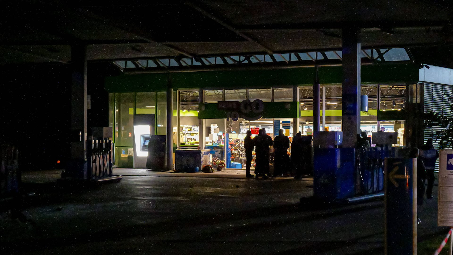 Tankstelle in der Nacht (Symbolfoto): Ein Vorfall im Nürnberger Norden beschäftigt die Polizei.
