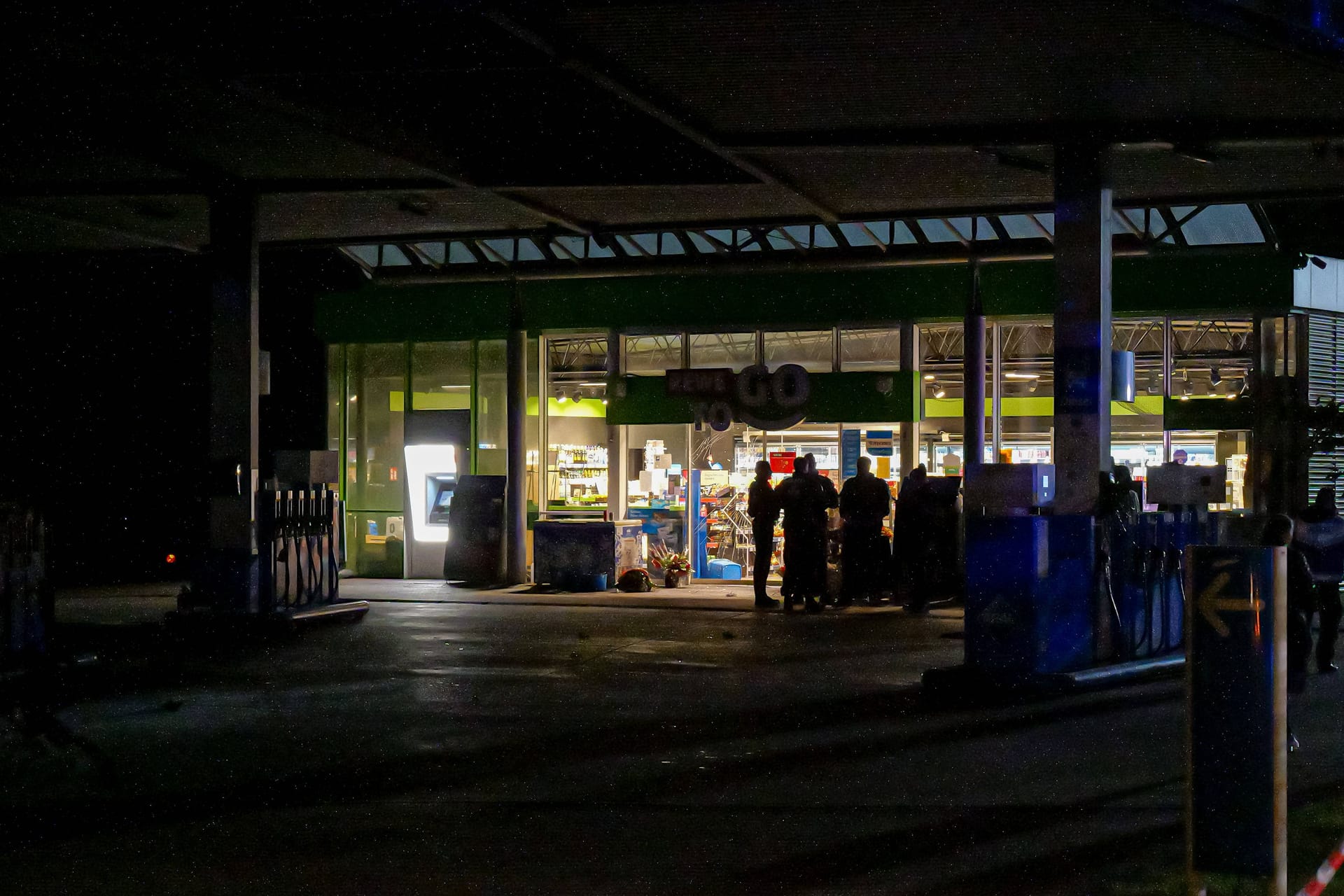 Tankstelle in der Nacht (Symbolfoto): Ein Vorfall im Nürnberger Norden beschäftigt die Polizei.