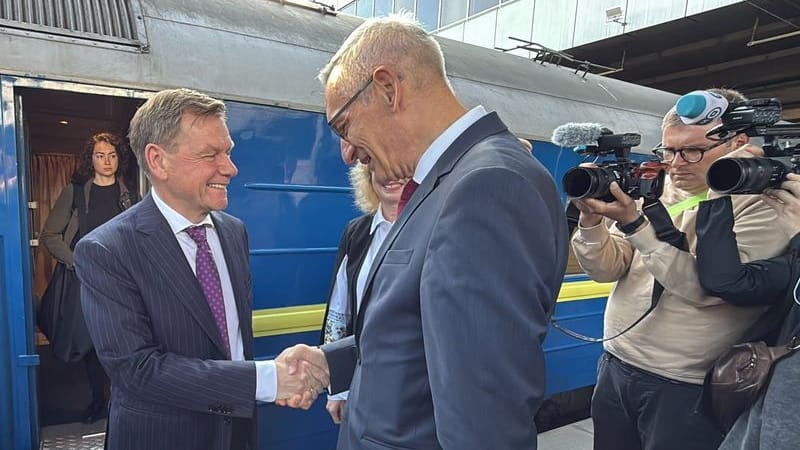 Bundesaußenminister Johann Wadephul kommt am Bahnhof in Kiew an und wird von Martin Jäger, Botschafter von Deutschland in der Ukraine, begrüßt.