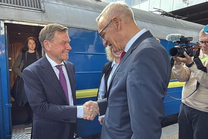Bundesaußenminister Johann Wadephul kommt am Bahnhof in Kiew an und wird von Martin Jäger, Botschafter von Deutschland in der Ukraine, begrüßt.