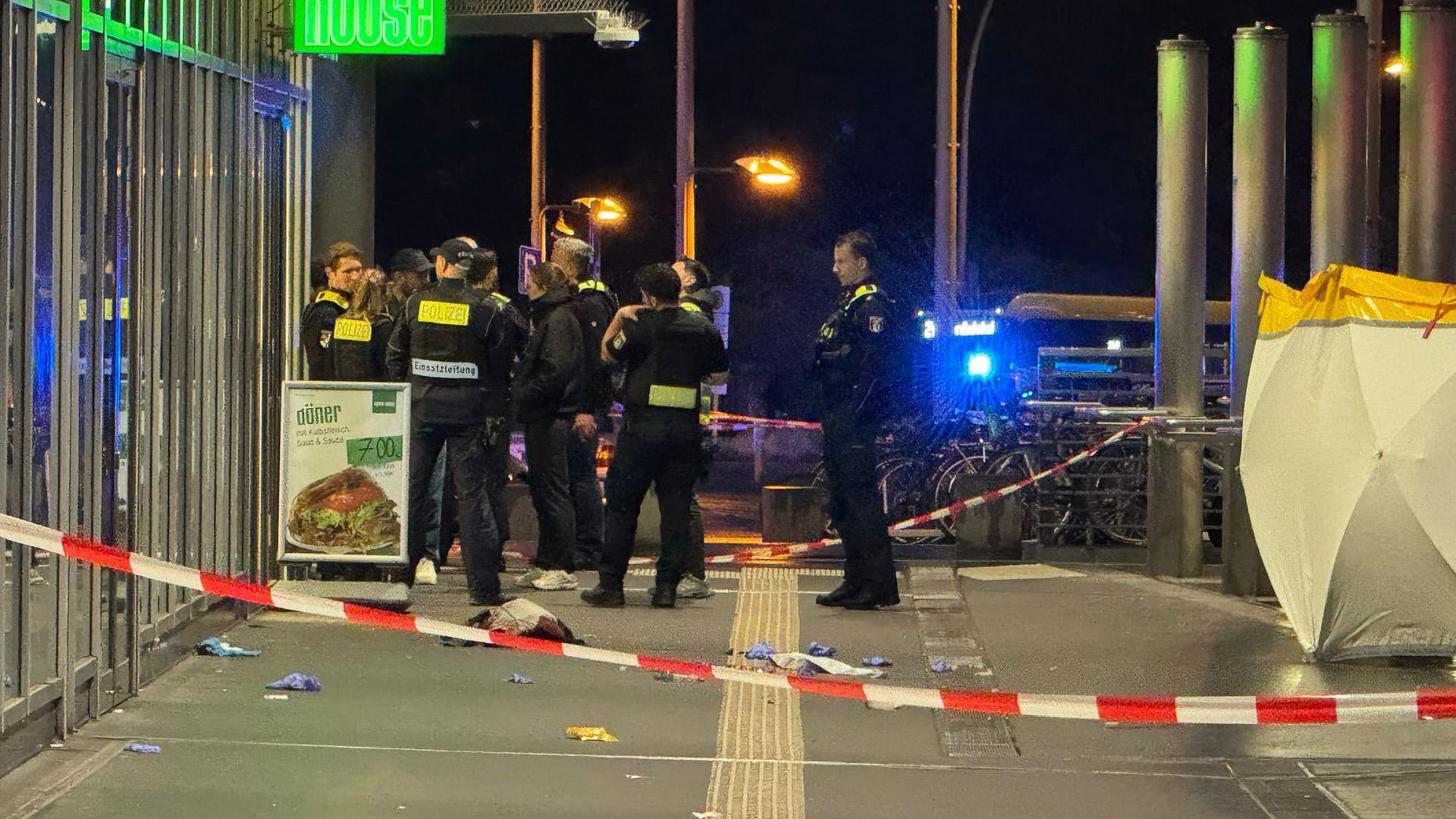 Der Tatort: Ein Mann ist nach einer Attacke am Vorplatz des Bahnhofs Gesundbrunnen ums Leben gekommen. Der Tatort: Ein Mann ist nach einer Attacke am Vorplatz des Bahnhofs Gesundbrunnen ums Leben gekommen.
