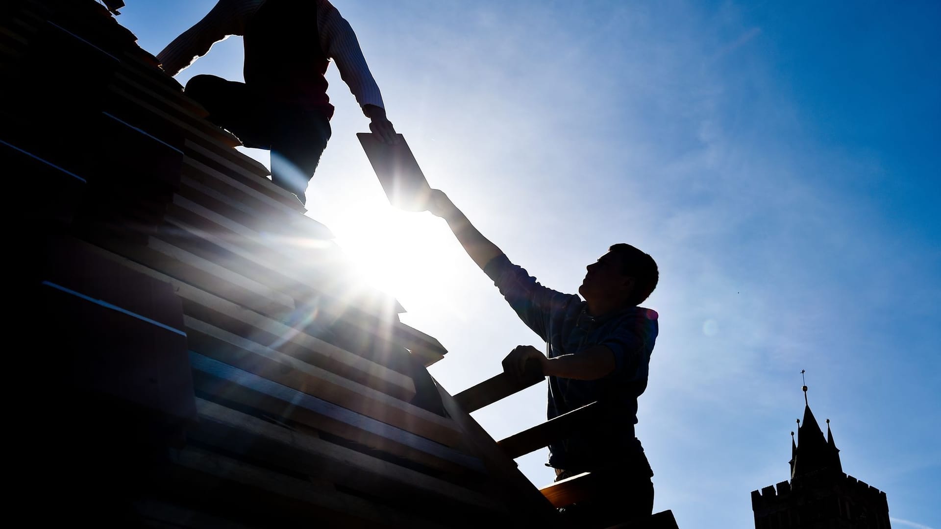 Dachdecker bei der Arbeit Dachdecker bei der Arbeit