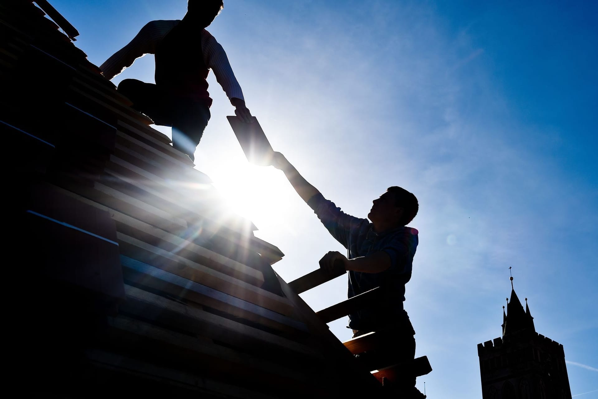 Dachdecker bei der Arbeit Dachdecker bei der Arbeit