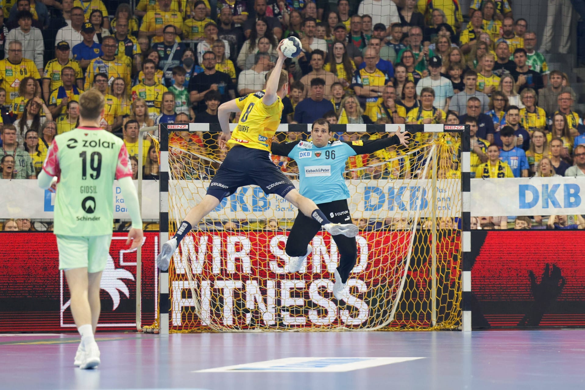Dejan Milosavljev (r.): Der Keeper musste mehrmals hinter sich greifen.
