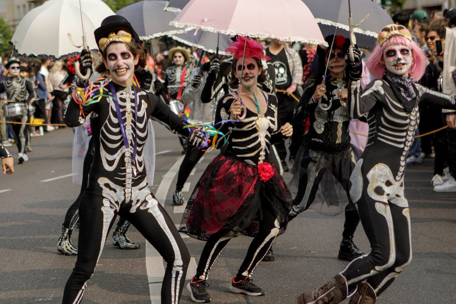 Verkleidete Menschen tanzen zur Musik beim Straßenumzug: Der 27. Karneval der Kulturen startete erstmals in Friedrichshain.