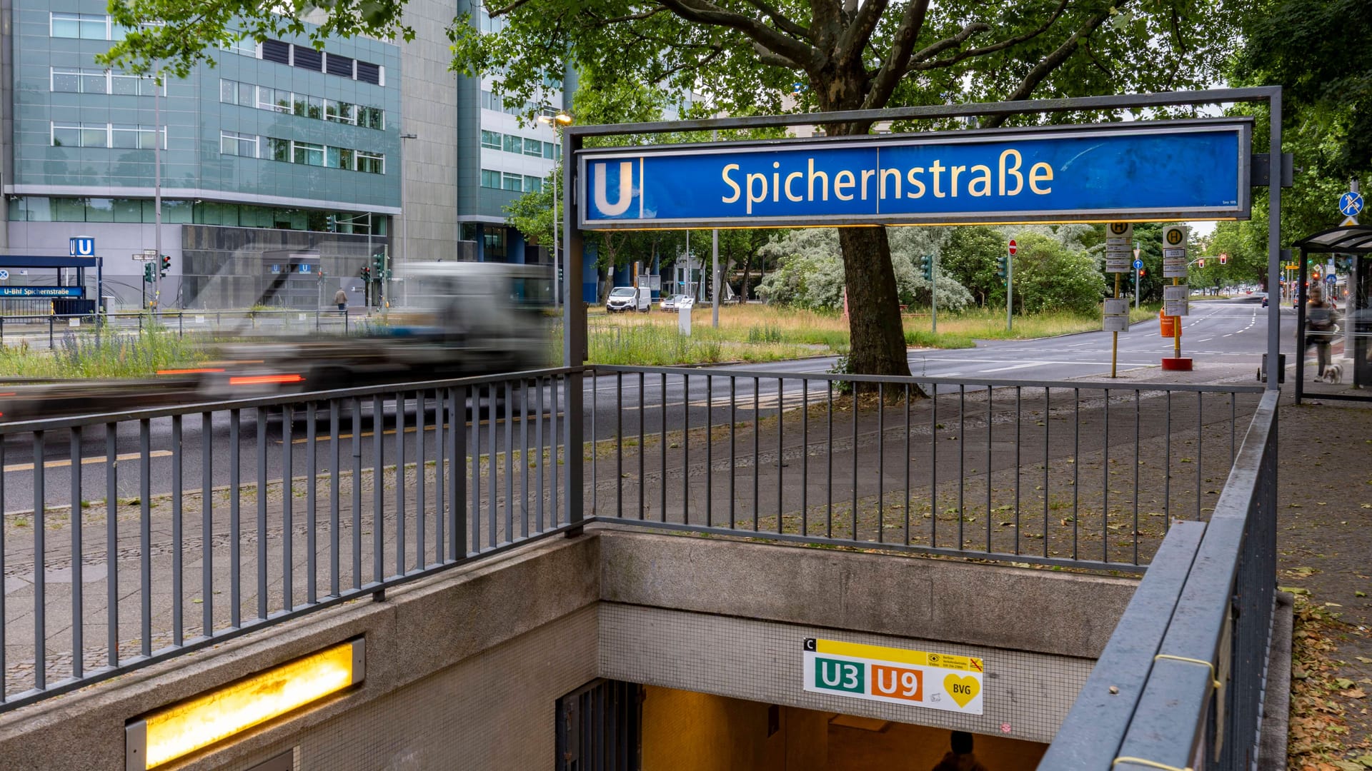 Baupanne legt U-Bahn lahm: Spichernstraße muss wegen Tunnelscha, Nach einer Baupanne in Berlin-Wilmersdorf bleibt die U-Bahn-Linie U3 zwischen Spichernstraße und Wittenbergplatz gesperrt. Bei Kabelarbeiten wurde ein U-Bahn-Tunnel beschädigt, dessen Ausmaß größer ist als zunächst angenommen. Die Spichernstraße musste aufgerissen werden, der genauen Schadensumfang noch nicht Absehbar. Fahrgäste müssen sich auf längerfristige Einschränkungen einstellen. Berlin Berlin Deutschland Baupanne legt U-Bahn lahm: Spichernstraße muss wegen Tunnelscha, Nach einer Baupanne in Berlin-Wilmersdorf bleibt die U-Bahn-Linie U3 zwischen Spichernstraße und Wittenbergplatz gesperrt. Bei Kabelarbeiten wurde ein U-Bahn-Tunnel beschädigt, dessen Ausmaß größer ist als zunächst angenommen. Die Spichernstraße musste aufgerissen werden, der genauen Schadensumfang noch nicht Absehbar. Fahrgäste müssen sich auf längerfristige Einschränkungen einstellen. Berlin Berlin Deutschland