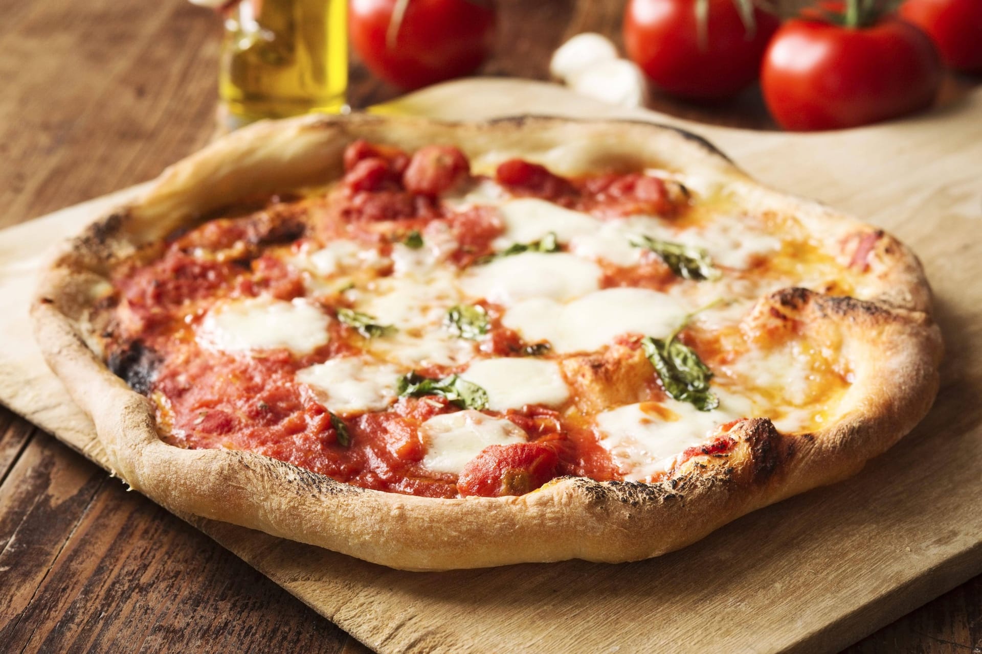 Eine frische Pizza liegt auf einem Holzbrett (Symbolbild): Die Juroren testeten anonym Restaurants auf dem ganzen Kontinent.