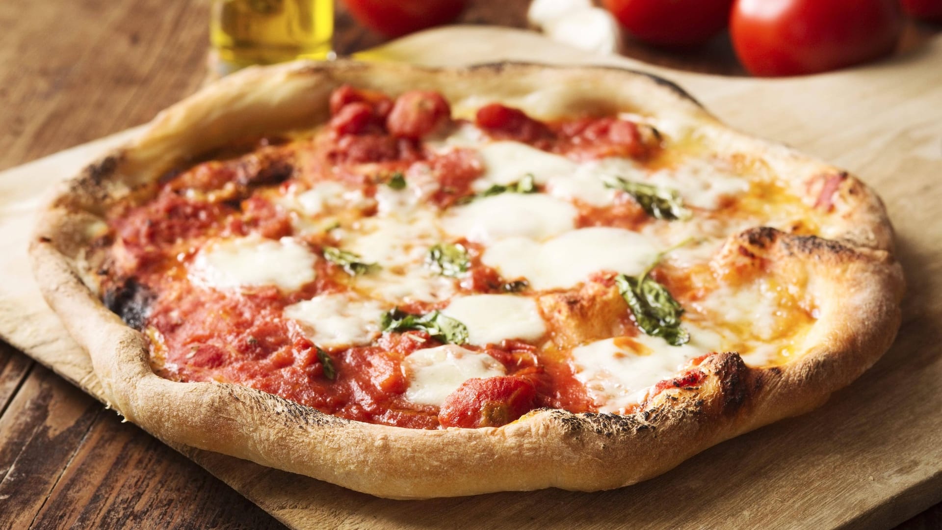 Eine frische Pizza liegt auf einem Holzbrett (Symbolbild): Die Juroren testeten anonym Restaurants auf dem ganzen Kontinent. Eine frische Pizza liegt auf einem Holzbrett (Symbolbild): Die Juroren testeten anonym Restaurants auf dem ganzen Kontinent.