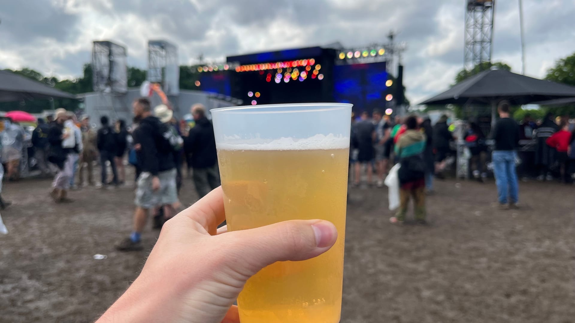 Ein Bier bei Rock im Park frisch vom Stand geholt: Die charakteristische Schaumkrone fehlt.