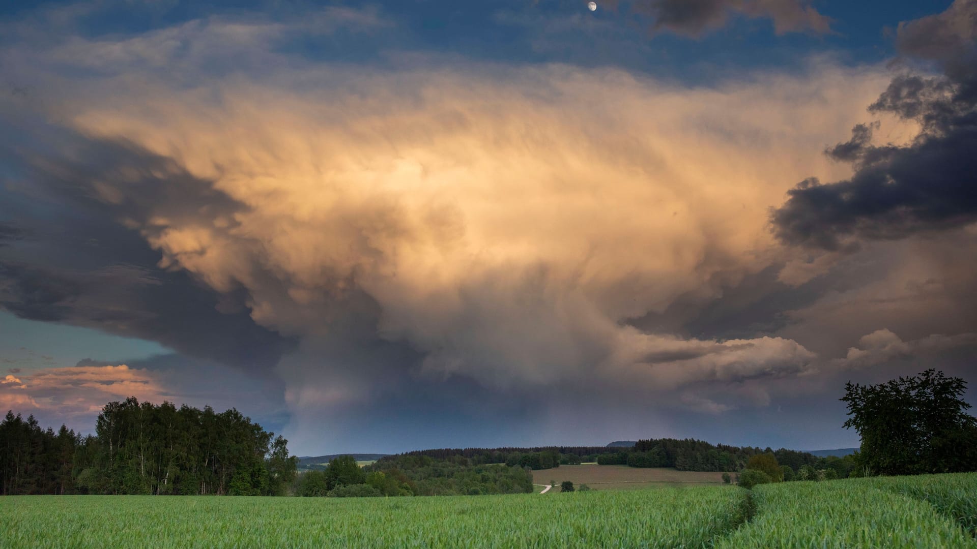Gewitterwolken und Sonnenschein im Erzgebirge (Archivbild): Die Wetter-Vorhersage sagt für Deutschland zweigeteiltes Wetter voraus.