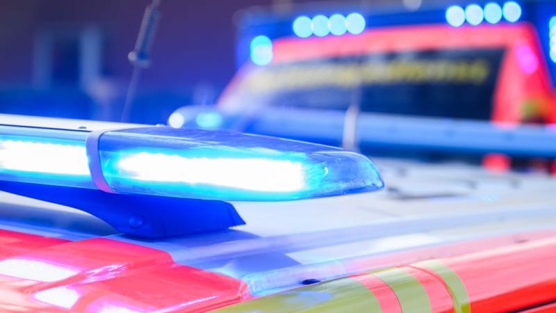 Blaulichter leuchten an einer Einsatzstelle auf zwei Fahrzeugen (Symbolbild): Der Unfall forderte sechs Verletzte. Blaulichter leuchten an einer Einsatzstelle auf zwei Fahrzeugen (Symbolbild): Der Unfall forderte sechs Verletzte.