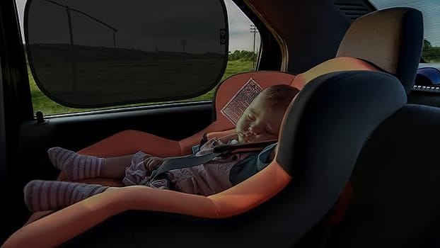 Ein Sonnenschutz im Auto ist für Erwachsene und Kinder sinnvoll.