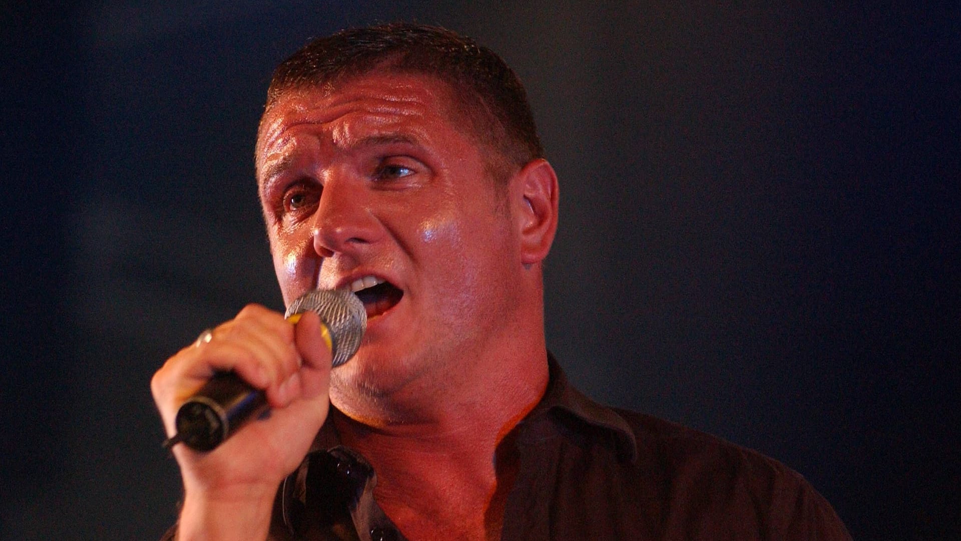 Douglas McCarthy: Er war als Sänger der Band Nitzer Ebb bekannt.