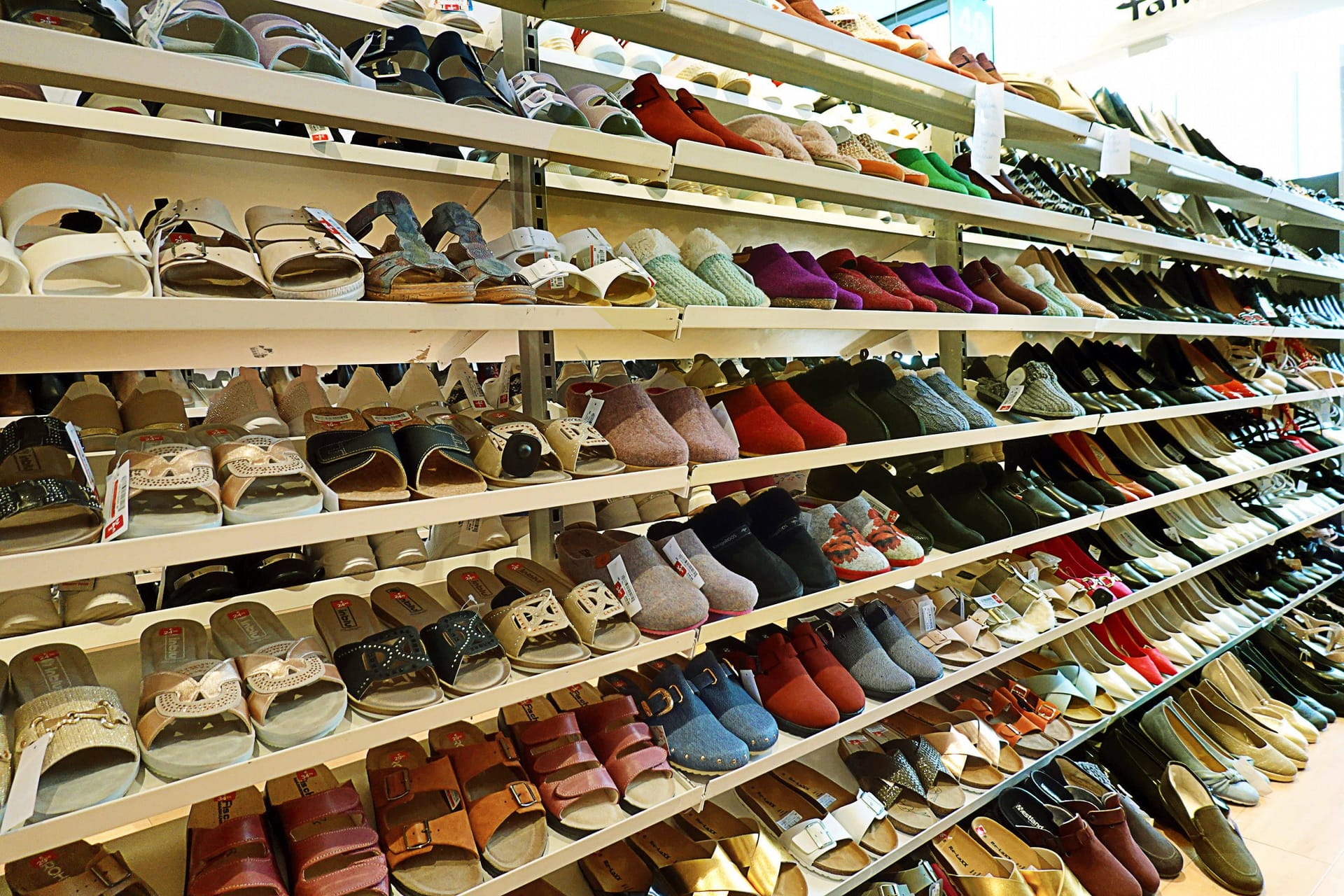 Schuhe in einem Regal (Symbolfoto): Die Marker Onygo aus Hamburg hat offenbar ihre Insolvenz angemeldet.