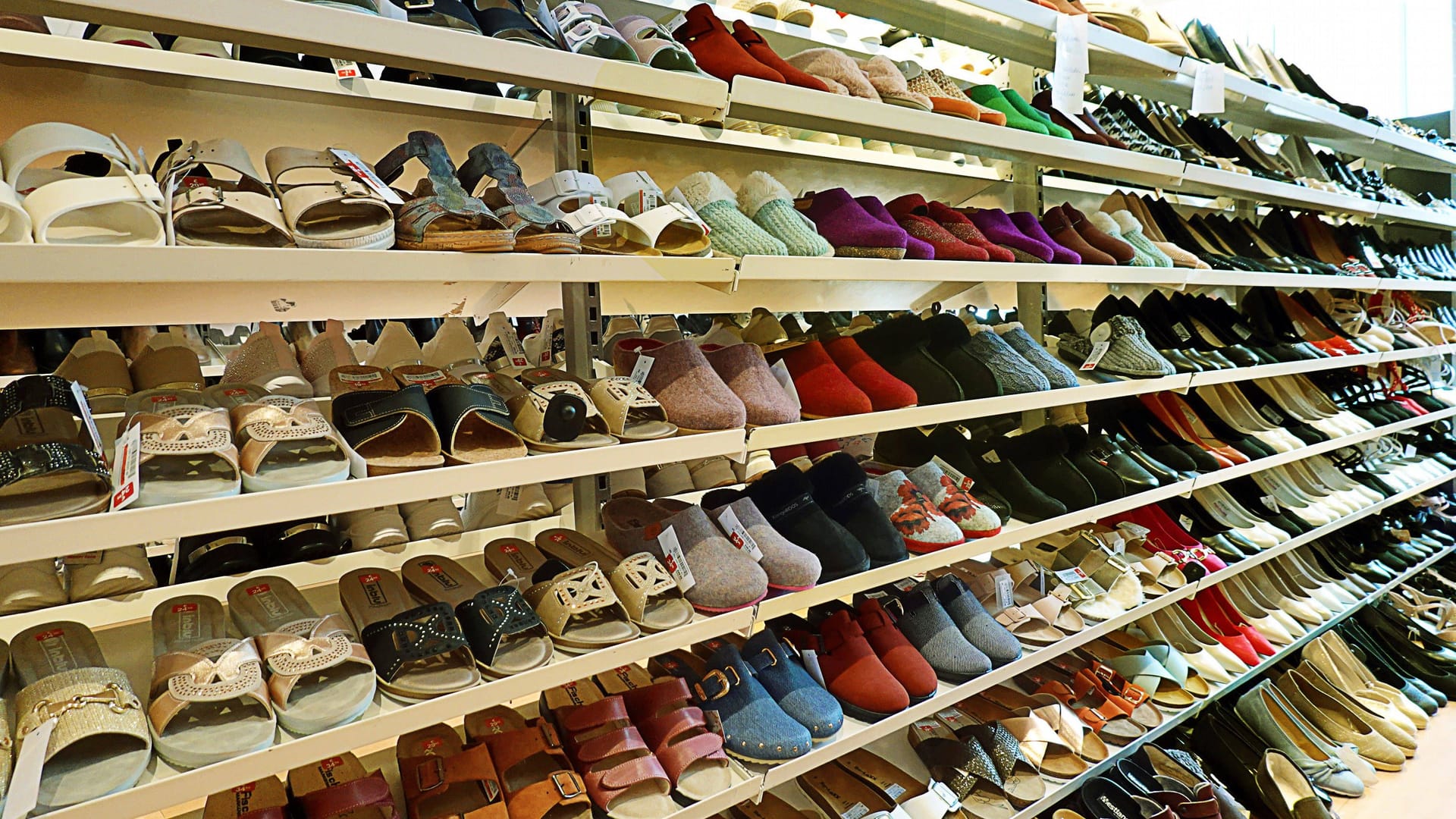 Schuhe in einem Regal (Symbolfoto): Die Marker Onygo aus Hamburg hat offenbar ihre Insolvenz angemeldet. Schuhe in einem Regal (Symbolfoto): Die Marker Onygo aus Hamburg hat offenbar ihre Insolvenz angemeldet.