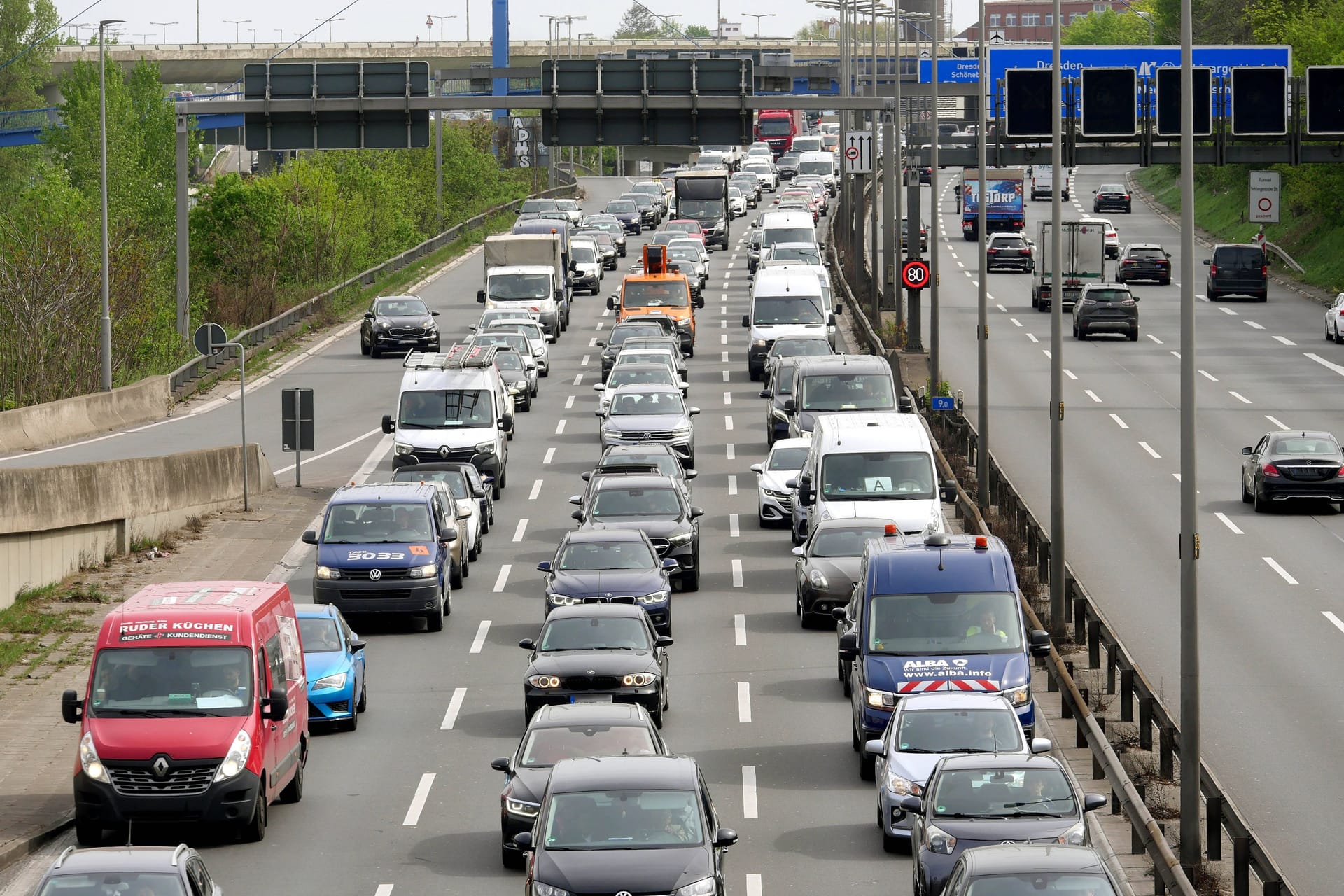 Stau: An Pfingsten kann es sich auf den Straßen stauen.