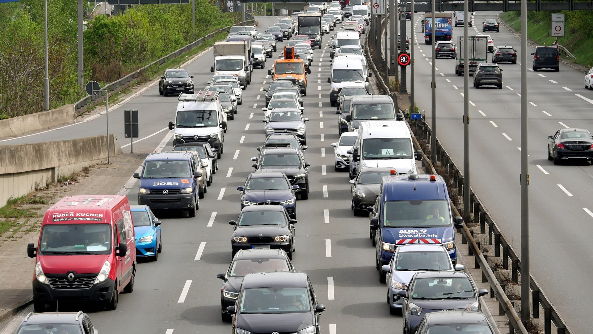 Stau: An Pfingsten kann es sich auf den Straßen stauen.