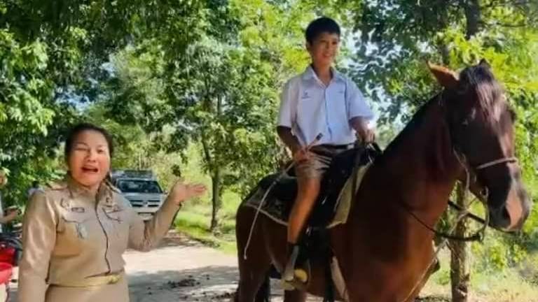 Hoch zu Ross: Der thailändische Schüler und die Direktorin der Schule, Nutchanart Yimchan.