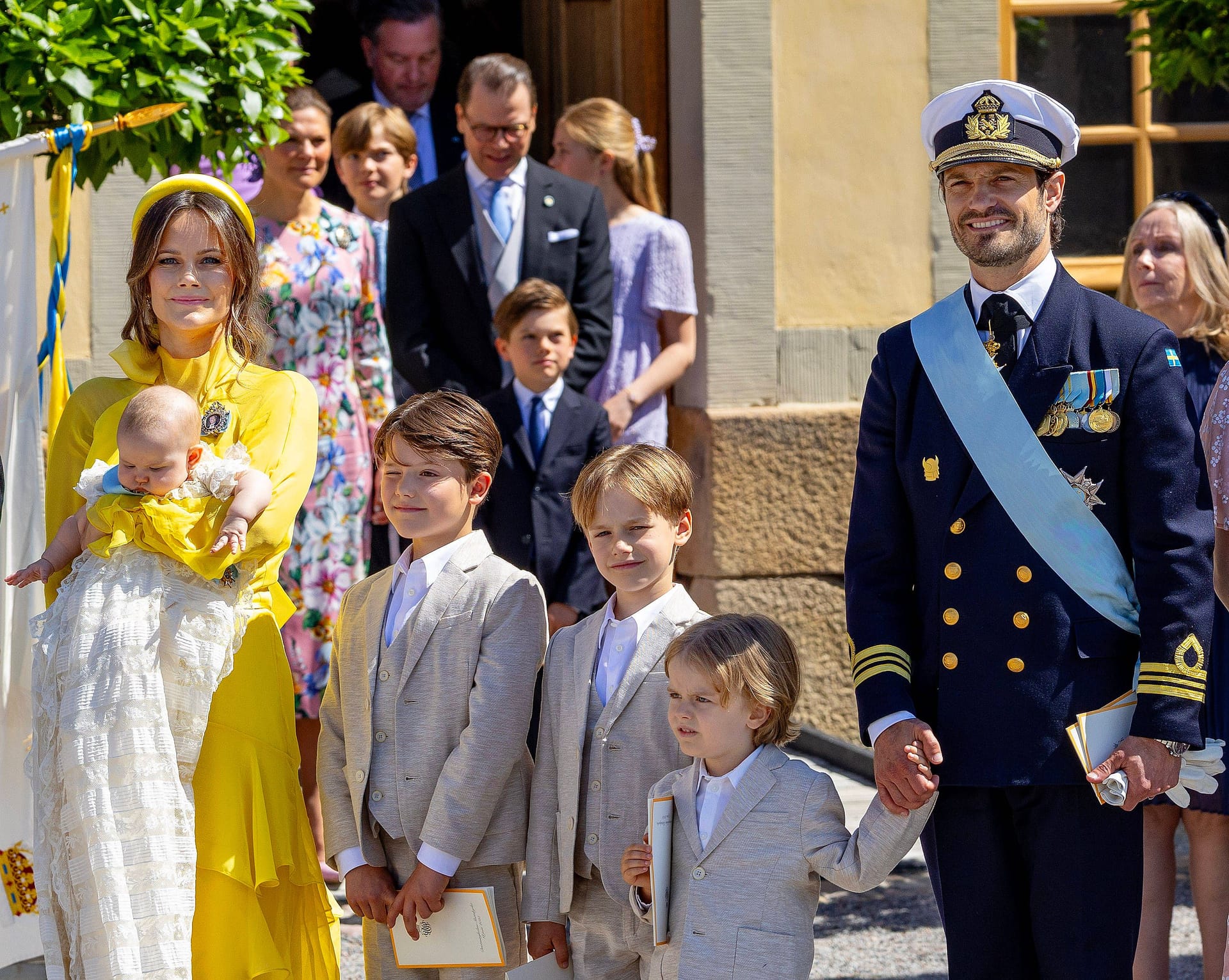 Prinzessin Sofia und Carl Philip mit ihren Kindern Prinzessin Ines, Alexander, Gabriel und Julian bei der Taufe ihrer Tochter.
