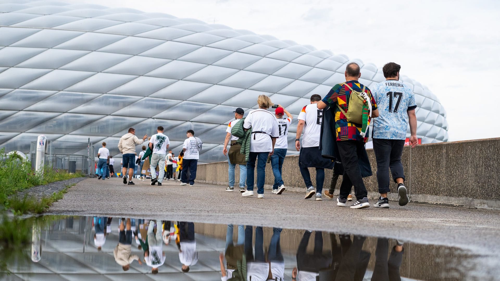 Fans pilgern in die Allianz Arena: Der DFB hatte vorab dazu geraten, frühzeitig anzureisen.