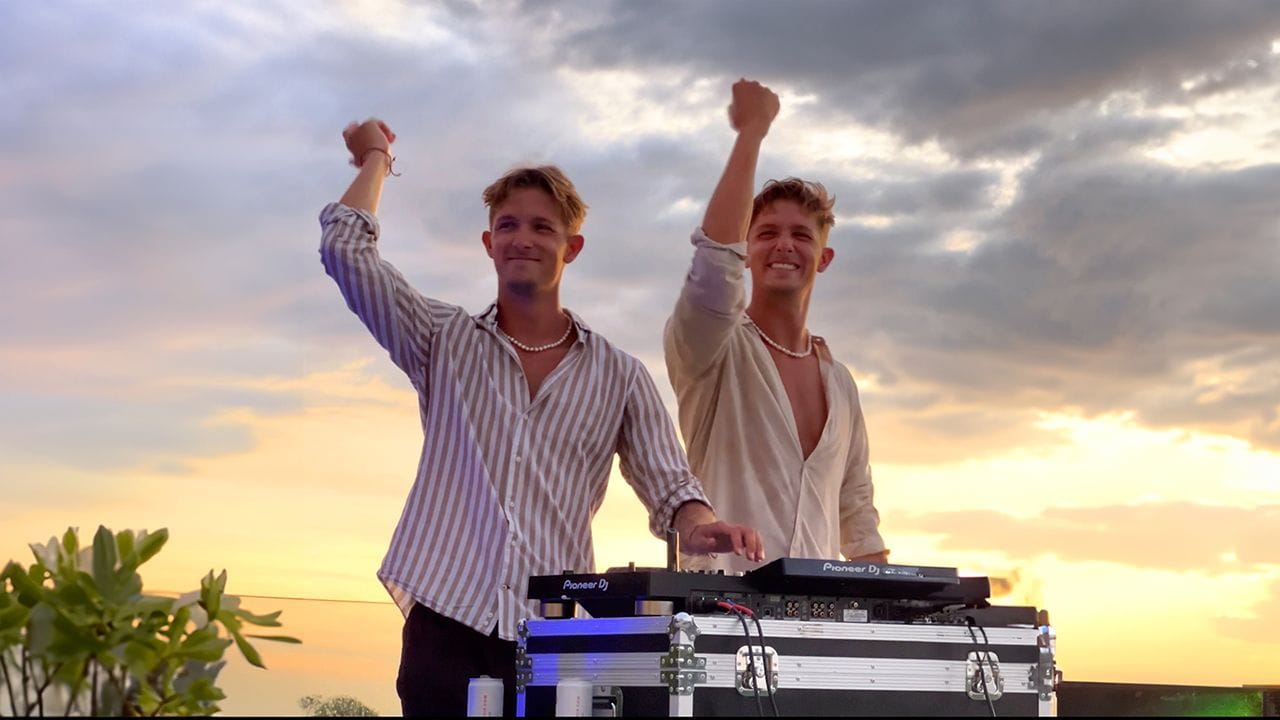 Die Zwillinge Lukas (rechts) und Tim (links) Wehrle vom Bodensee bei einem Auftritt auf Bali (Archivbild): Die beiden DJs treten in diesem Jahr zum ersten Mal in Frankfurt auf.