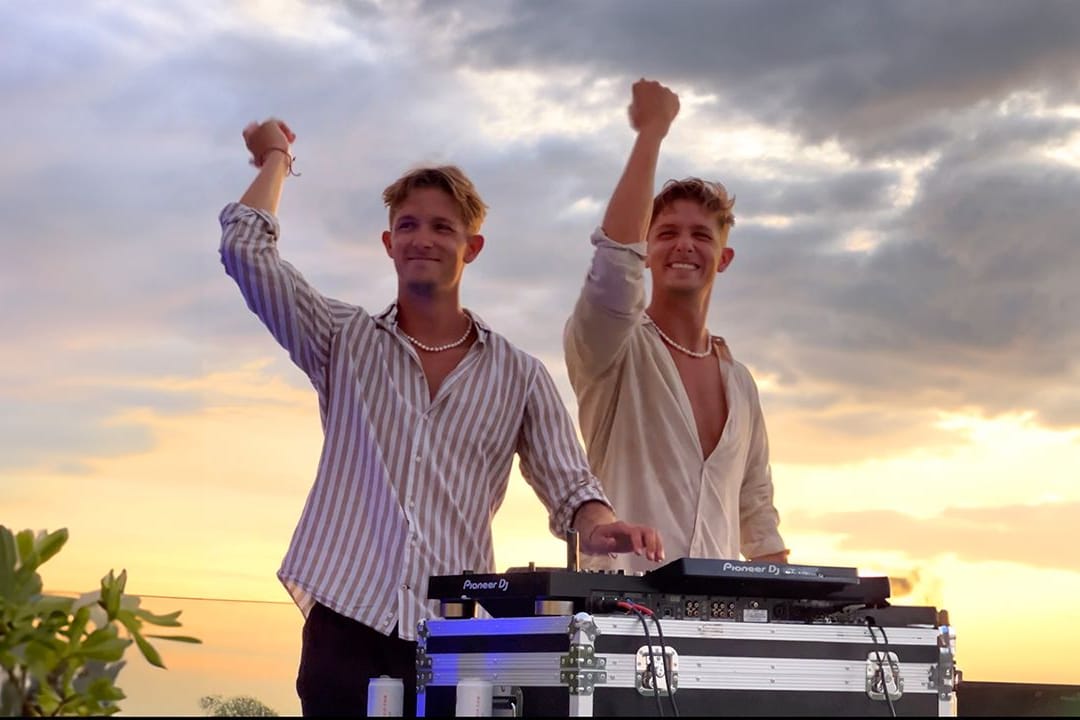 Die Zwillinge Lukas (rechts) und Tim (links) Wehrle vom Bodensee bei einem Auftritt auf Bali (Archivbild): Die beiden DJs treten in diesem Jahr zum ersten Mal in Frankfurt auf.