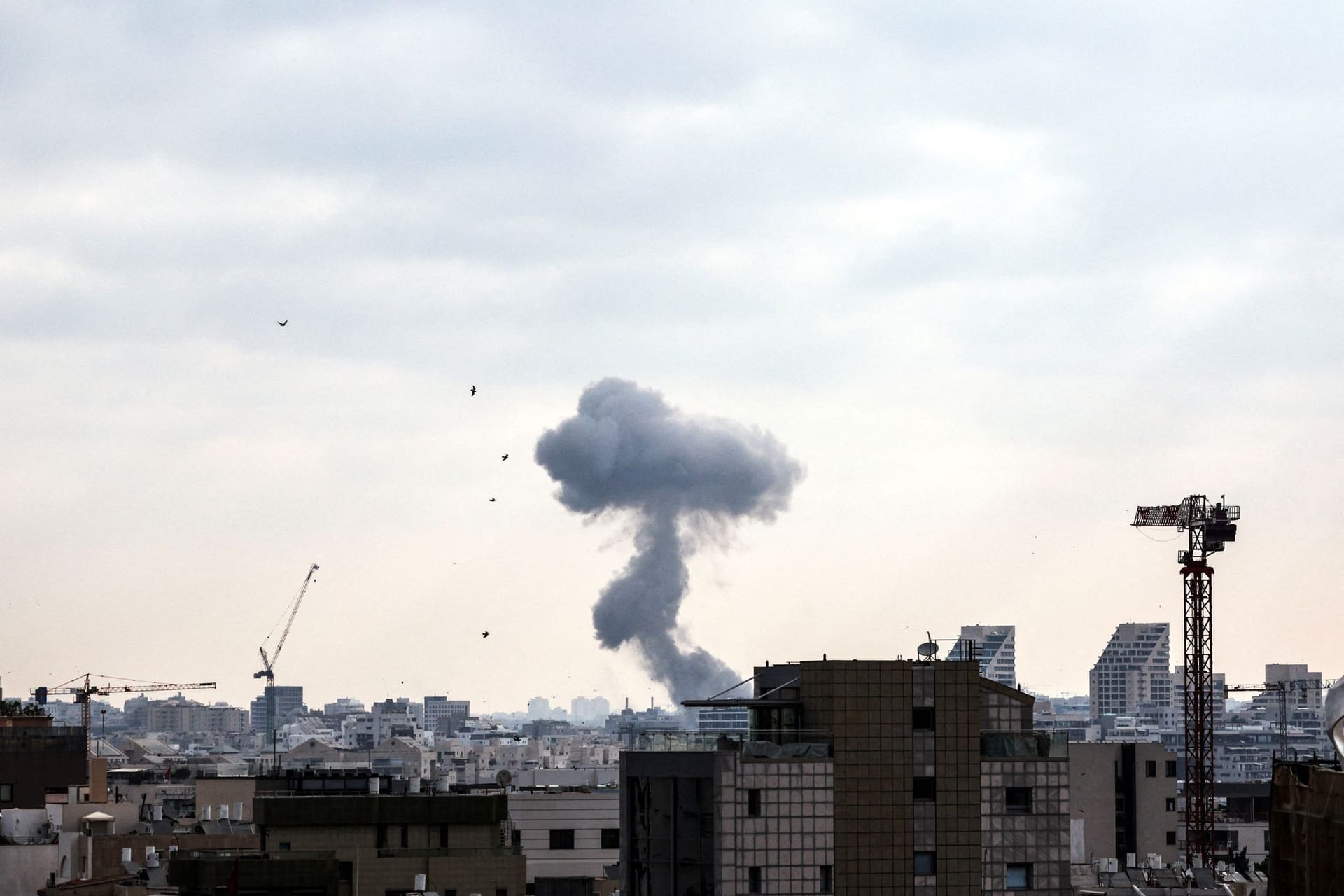 Tel Aviv: Rauch steigt auf nach einem Angriff Irans auf Israel am 22. Juni 2025.