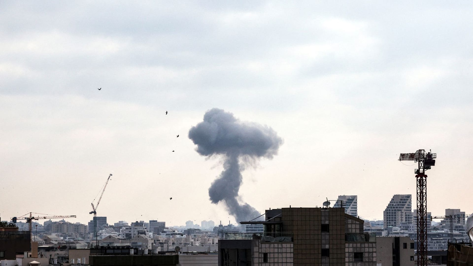 Tel Aviv: Rauch steigt auf nach einem Angriff Irans auf Israel am 22. Juni 2025.